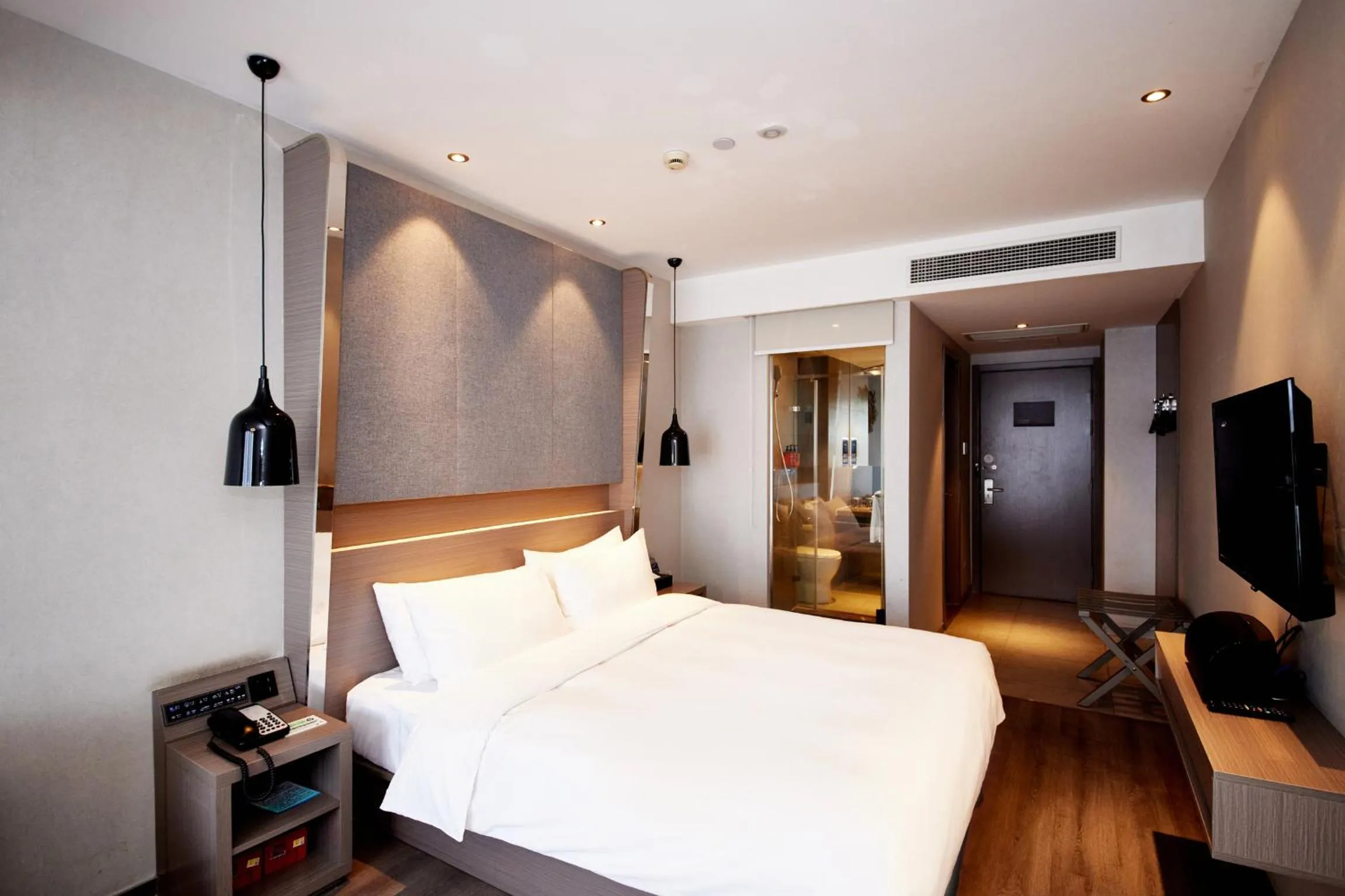 Photo of the whole room, Bed in Orange Hotel Shanghai Hongkou Football Stadium Branch
