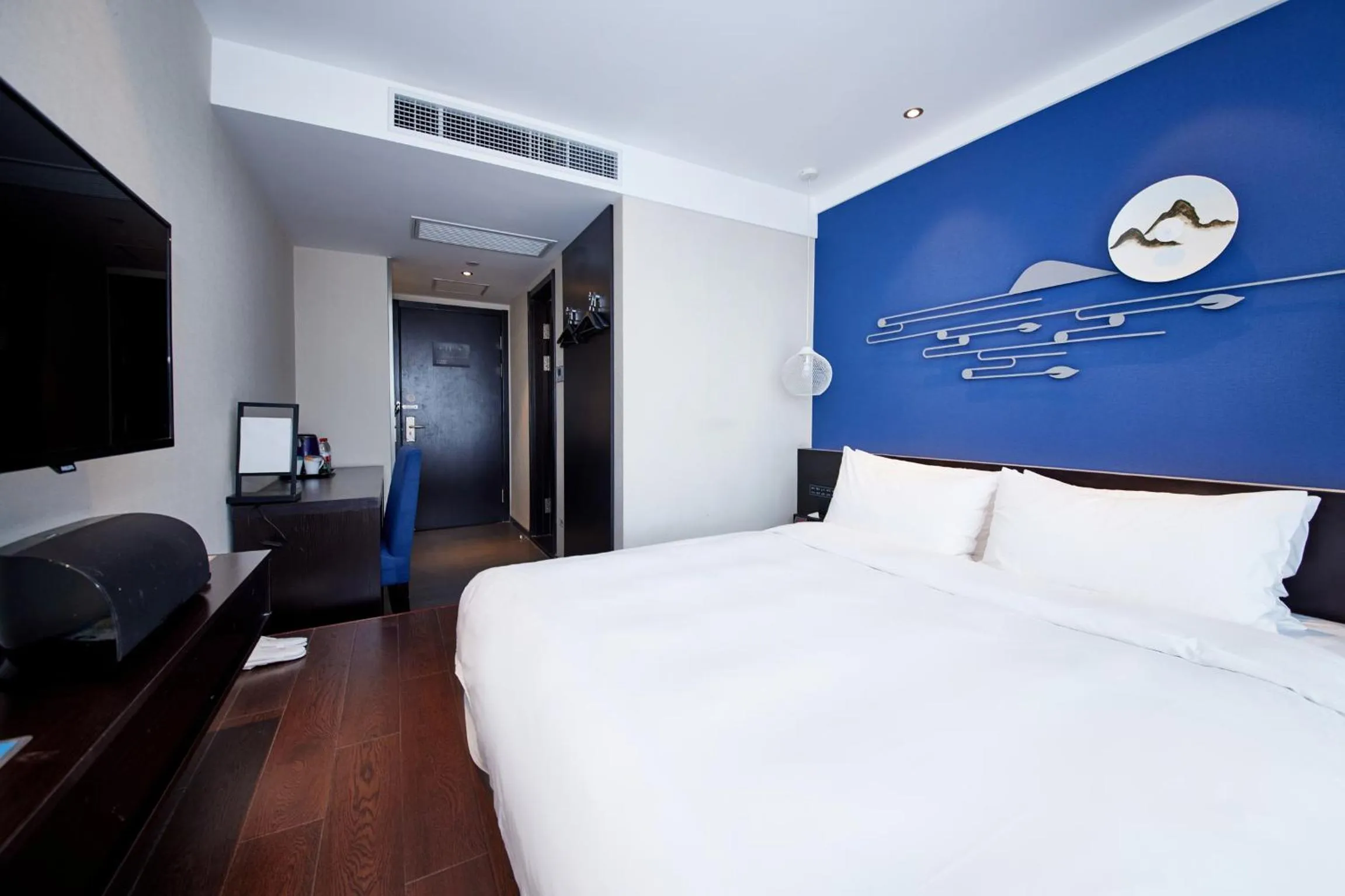 Photo of the whole room, Bed in Orange Hotel Shanghai Hongkou Football Stadium Branch