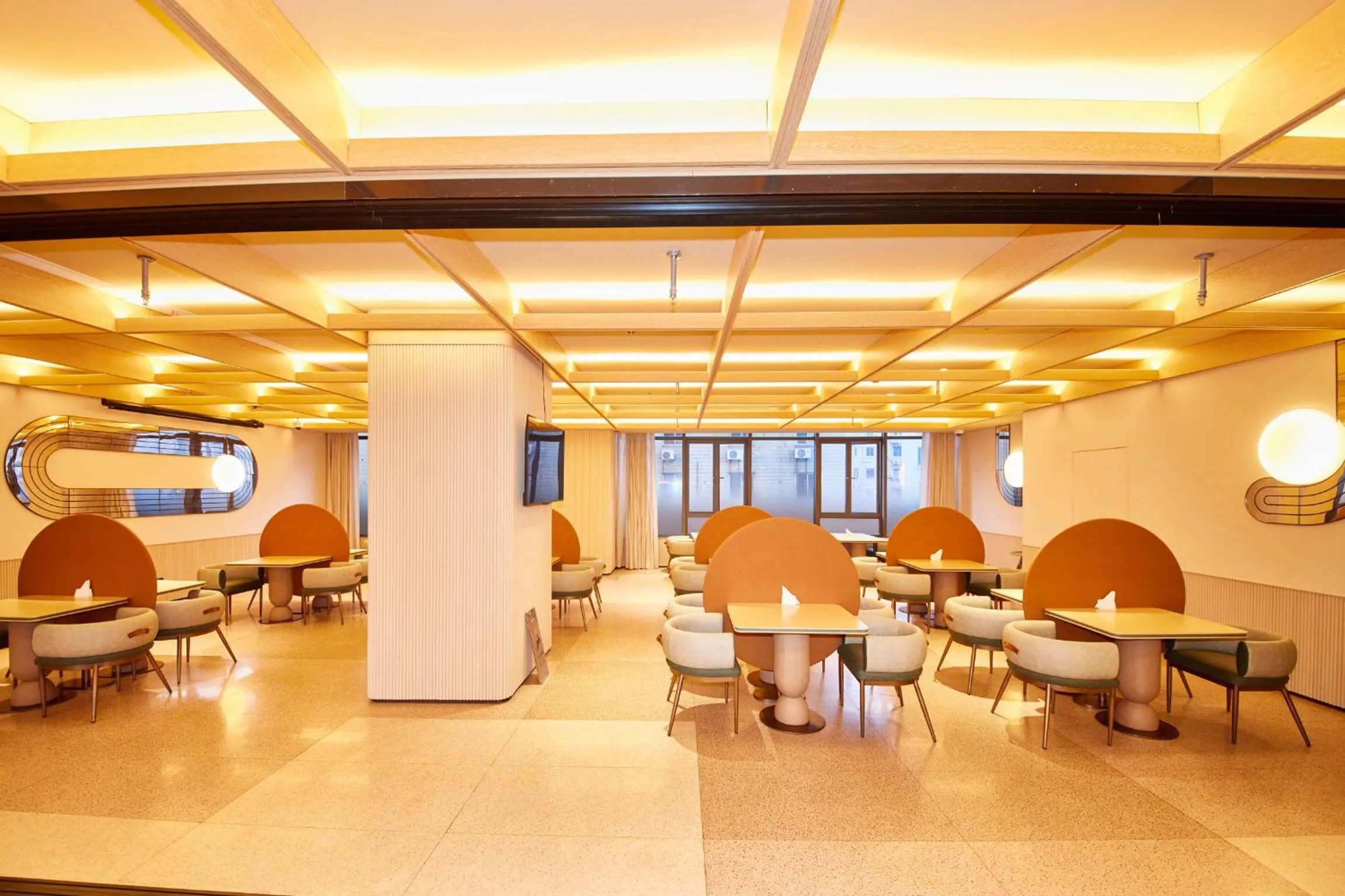 Restaurant/places to eat in Orange Hotel Shanghai Hongkou Football Stadium Branch