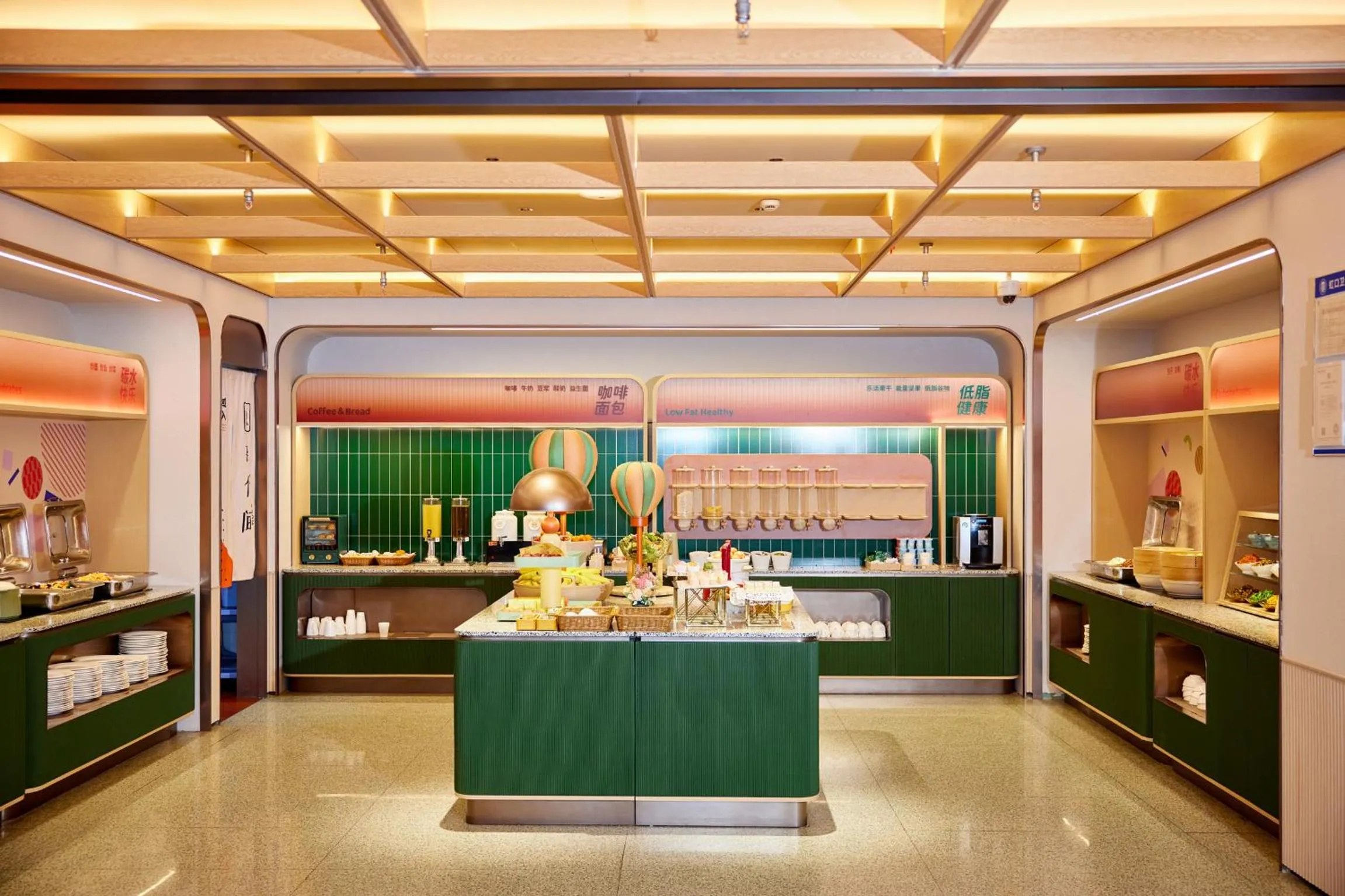 Restaurant/places to eat in Orange Hotel Shanghai Hongkou Football Stadium Branch