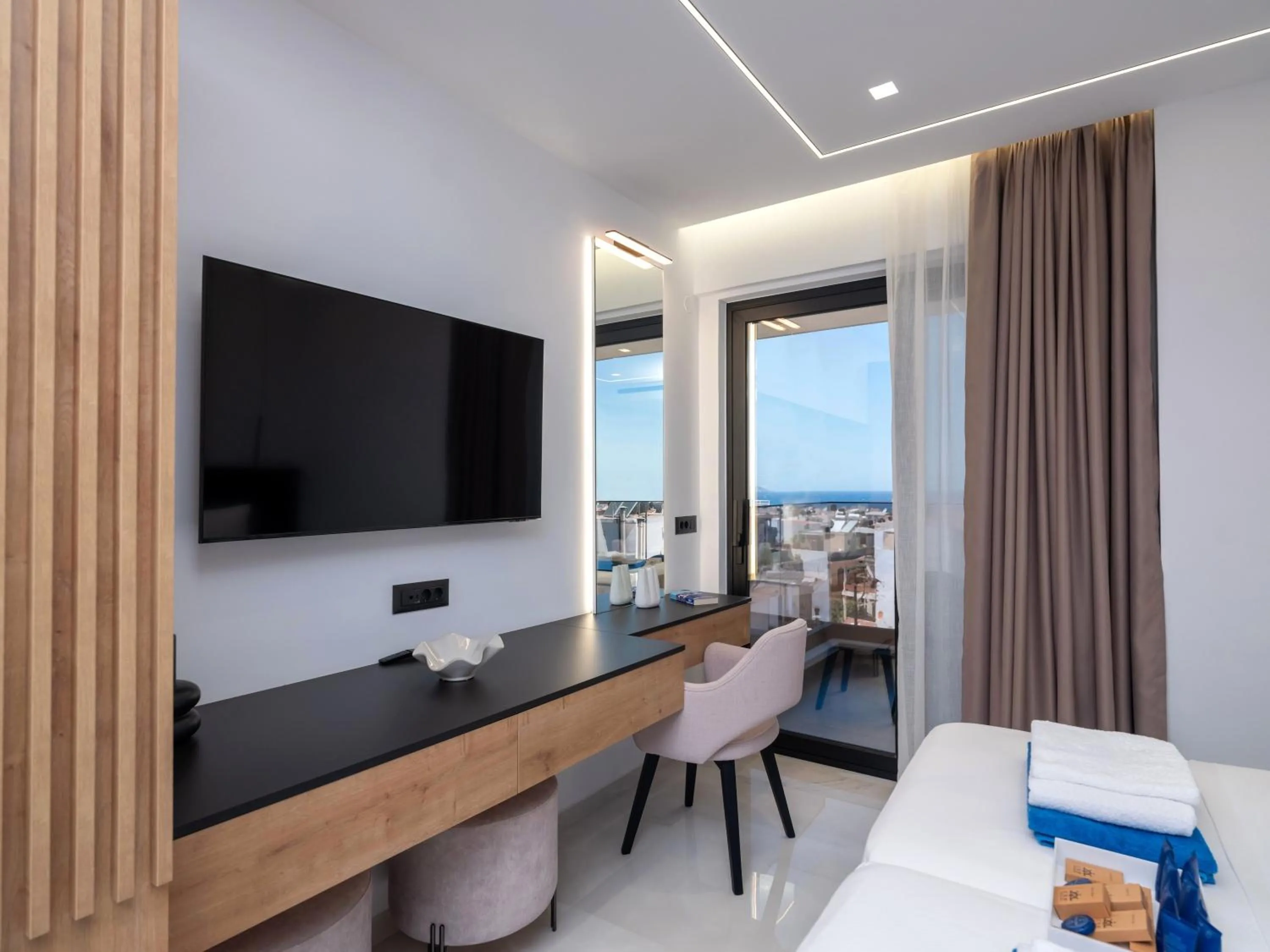 TV and multimedia, Bed in Captain Napoleon Paterakis CNP Luxurious Suites