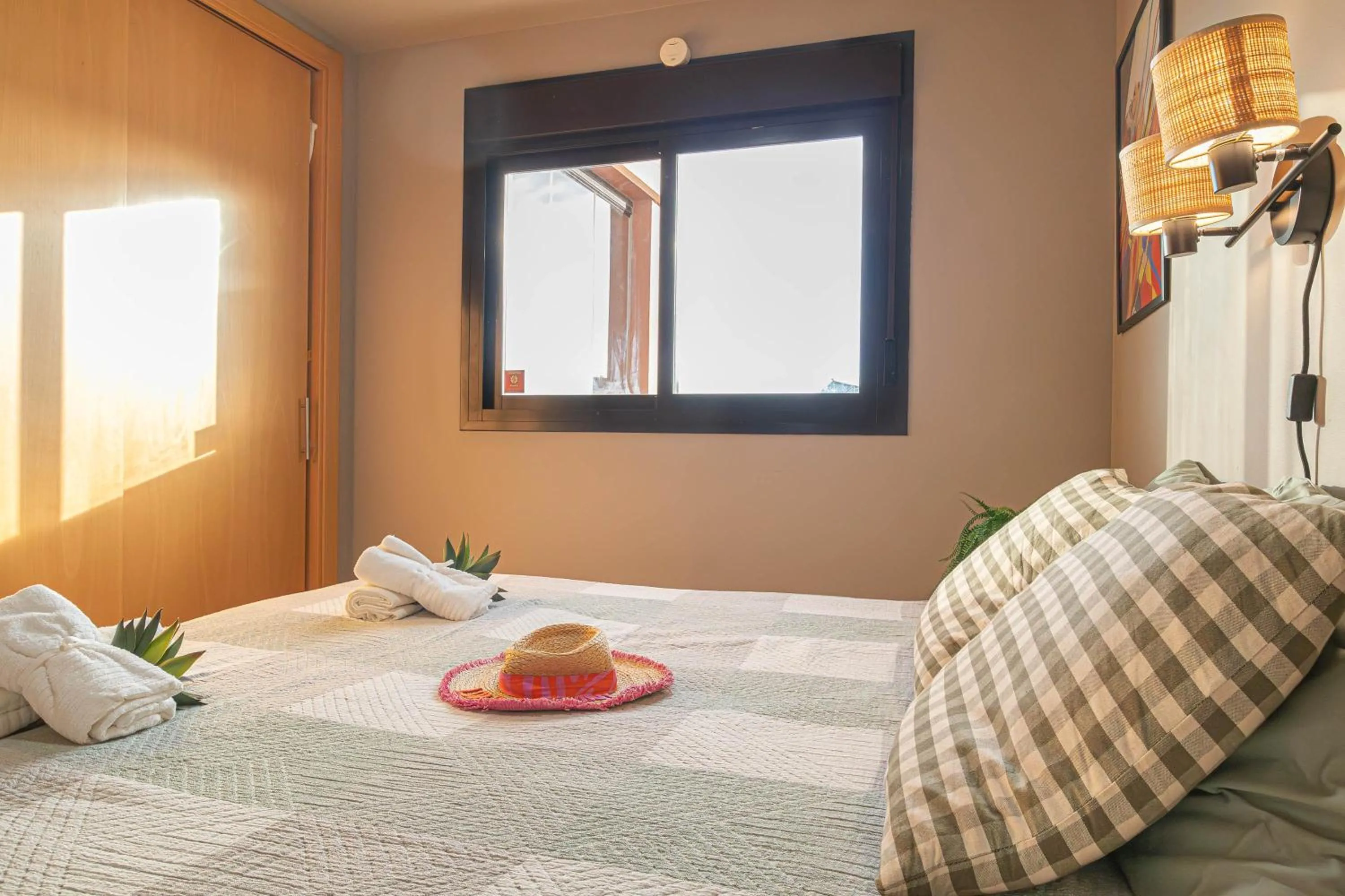 Bedroom, Bed in Luxury Cala Blanca Walking To Beach - Happy Rentals