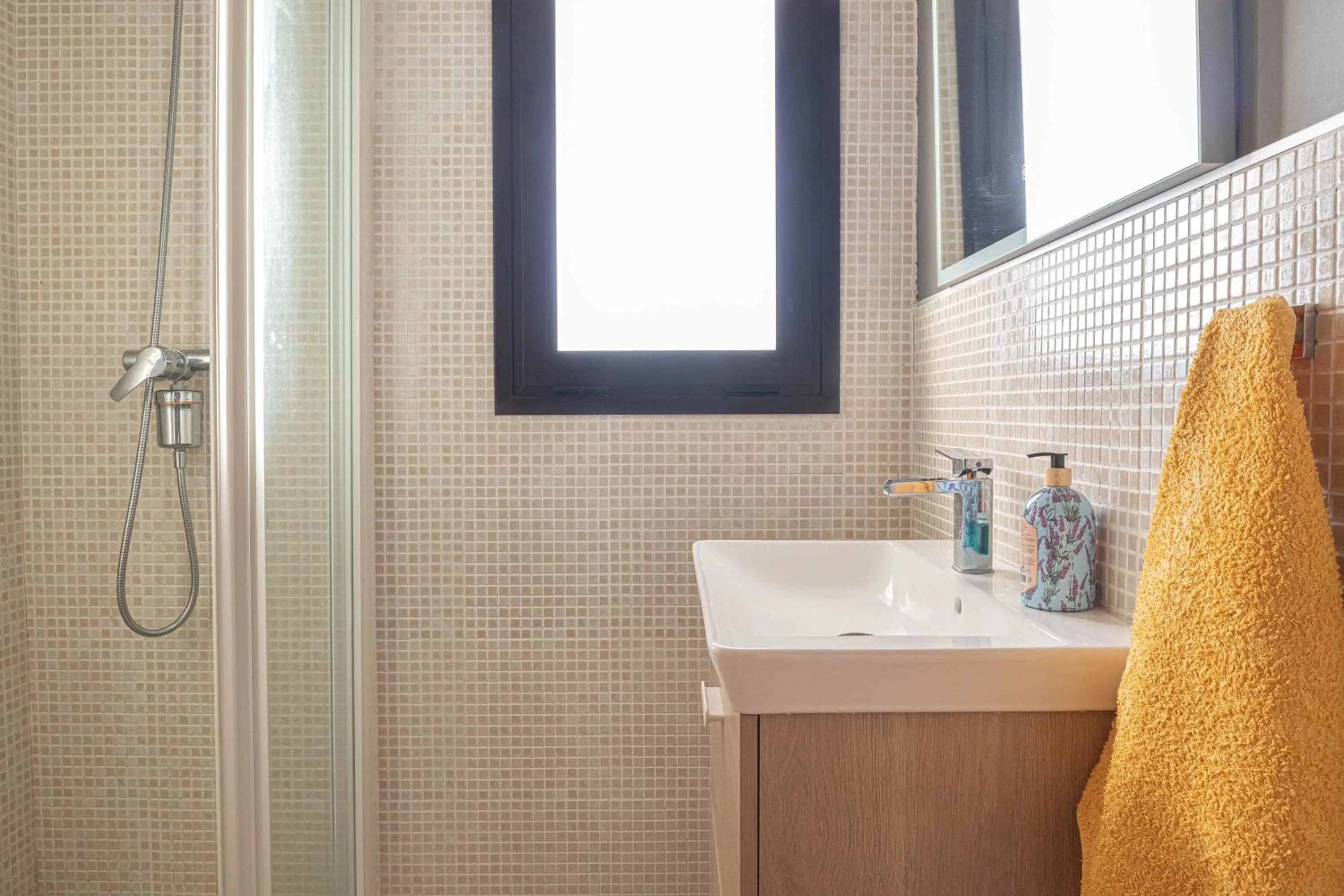 Bathroom in Luxury Cala Blanca Walking To Beach - Happy Rentals