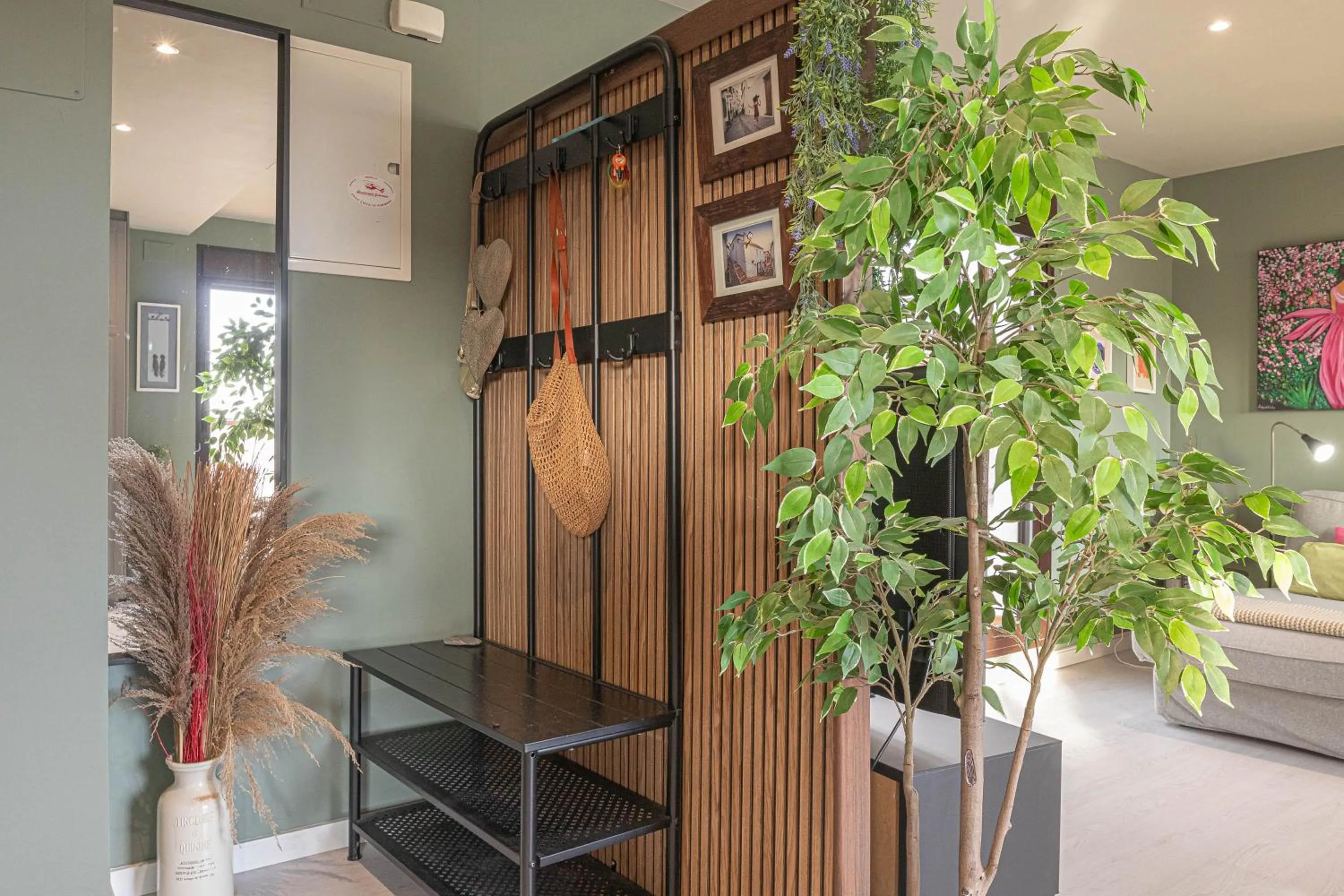 Facade/entrance in Luxury Cala Blanca Walking To Beach - Happy Rentals