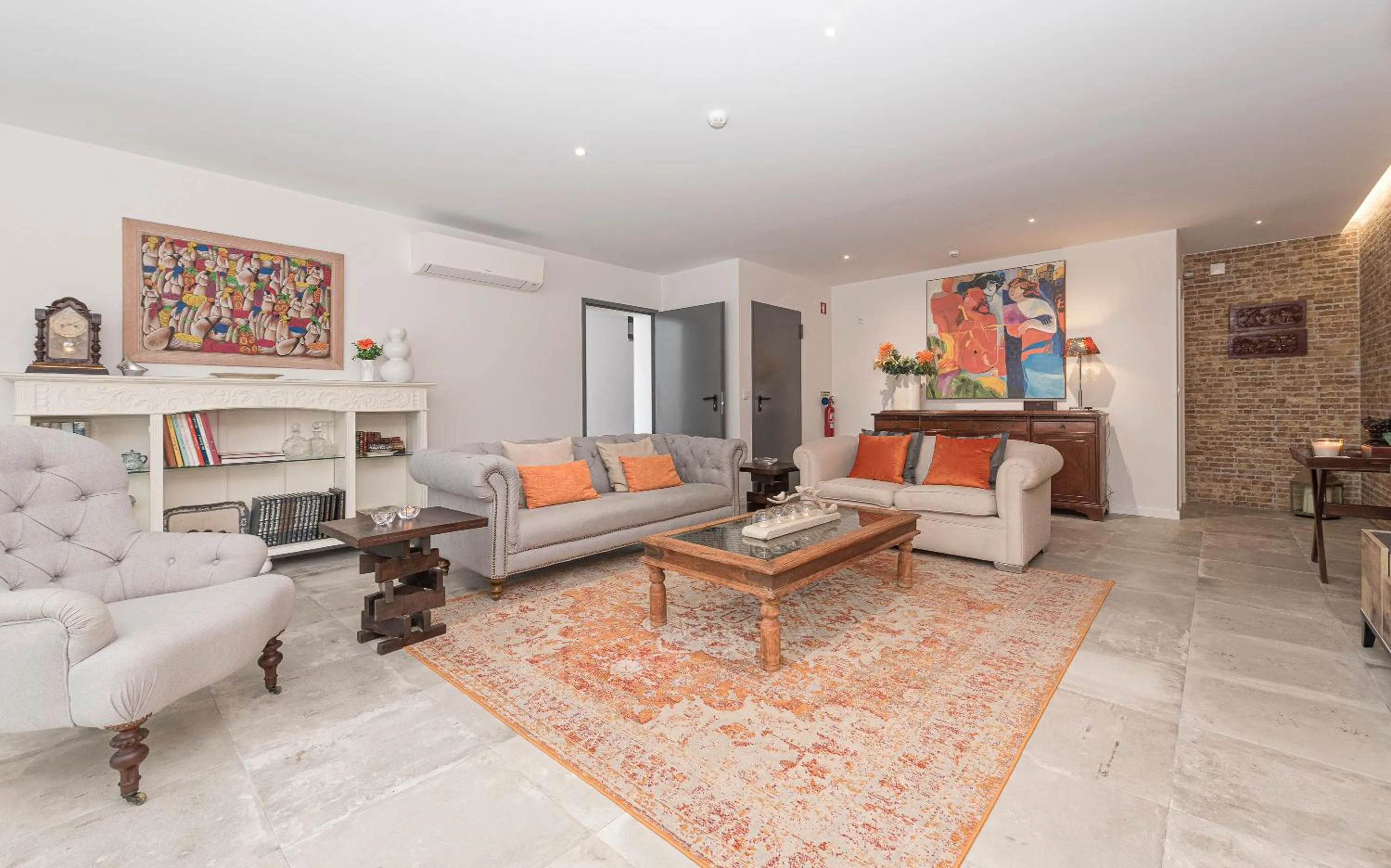 Communal lounge/ TV room in Estoril Village Guest House