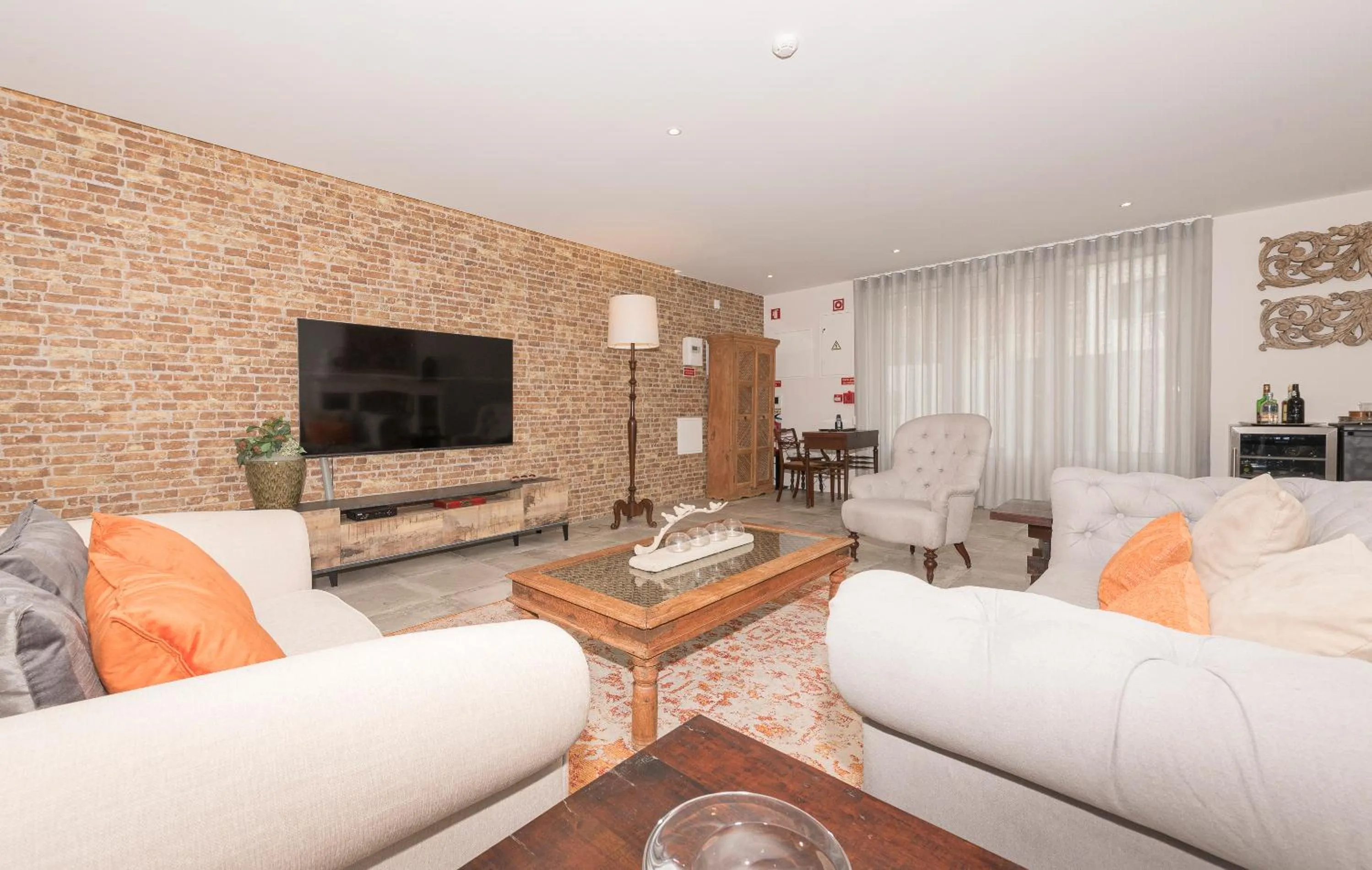 Communal lounge/ TV room in Estoril Village Guest House