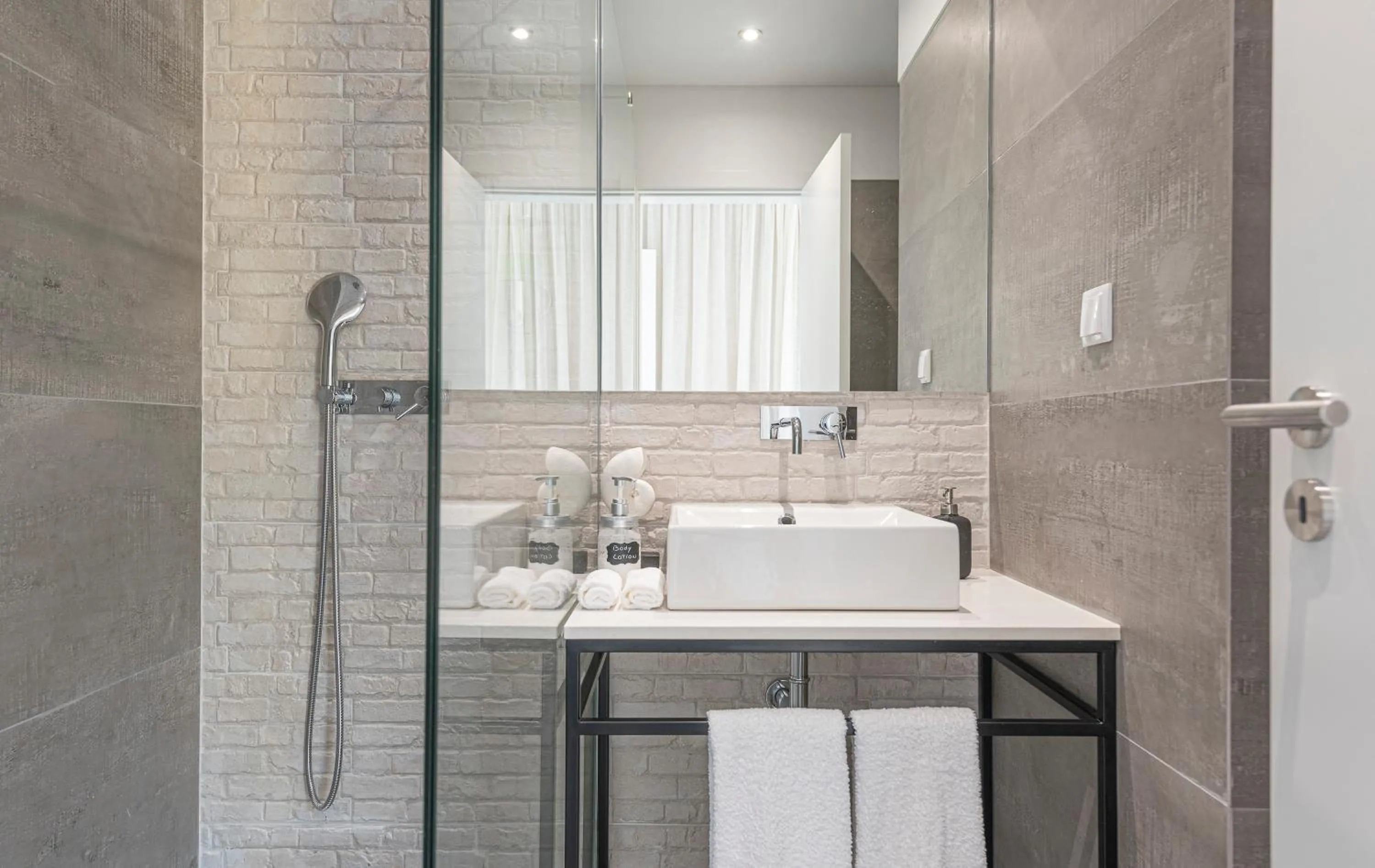 Bathroom in Estoril Village Guest House