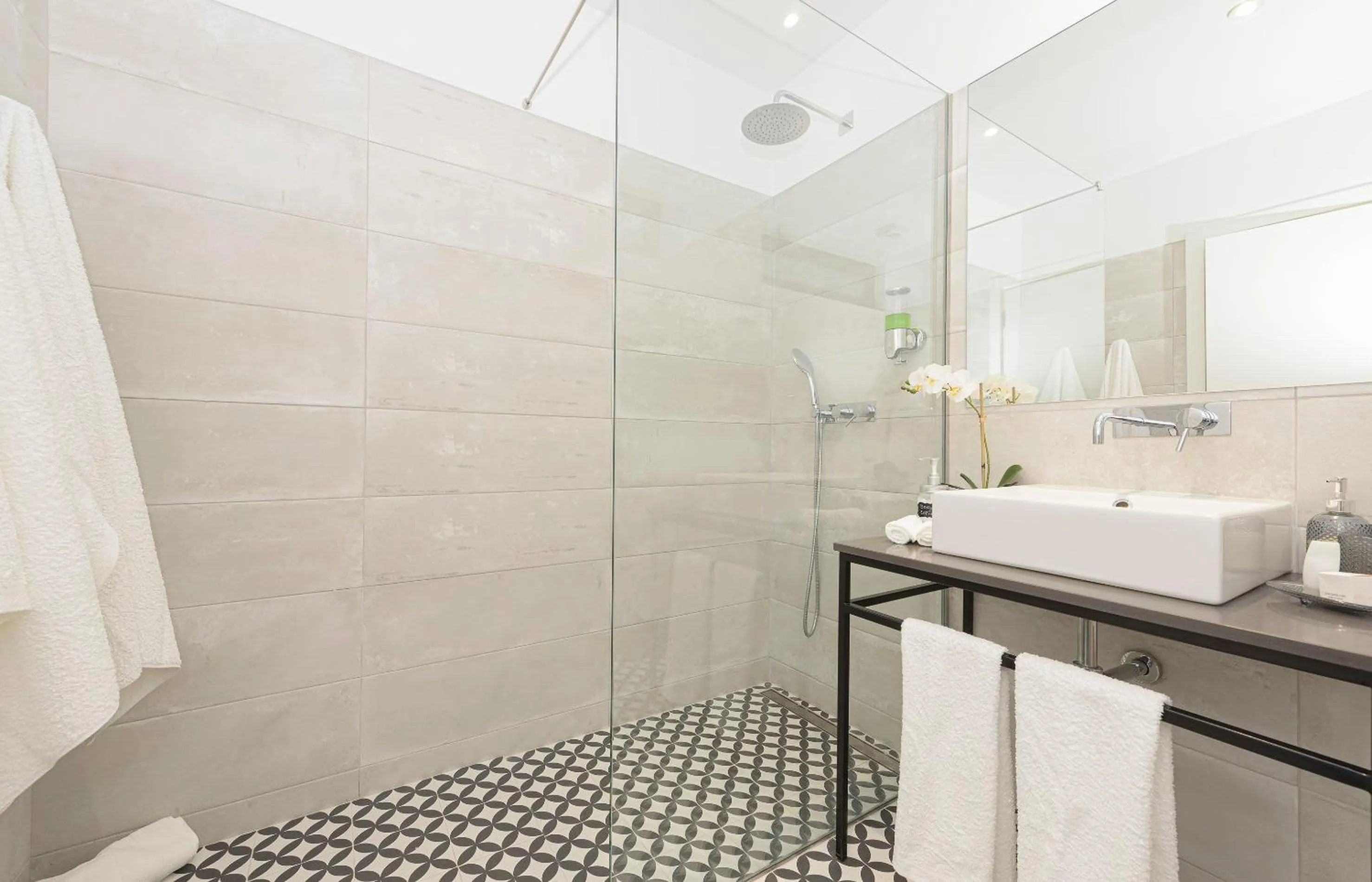 Shower in Estoril Village Guest House