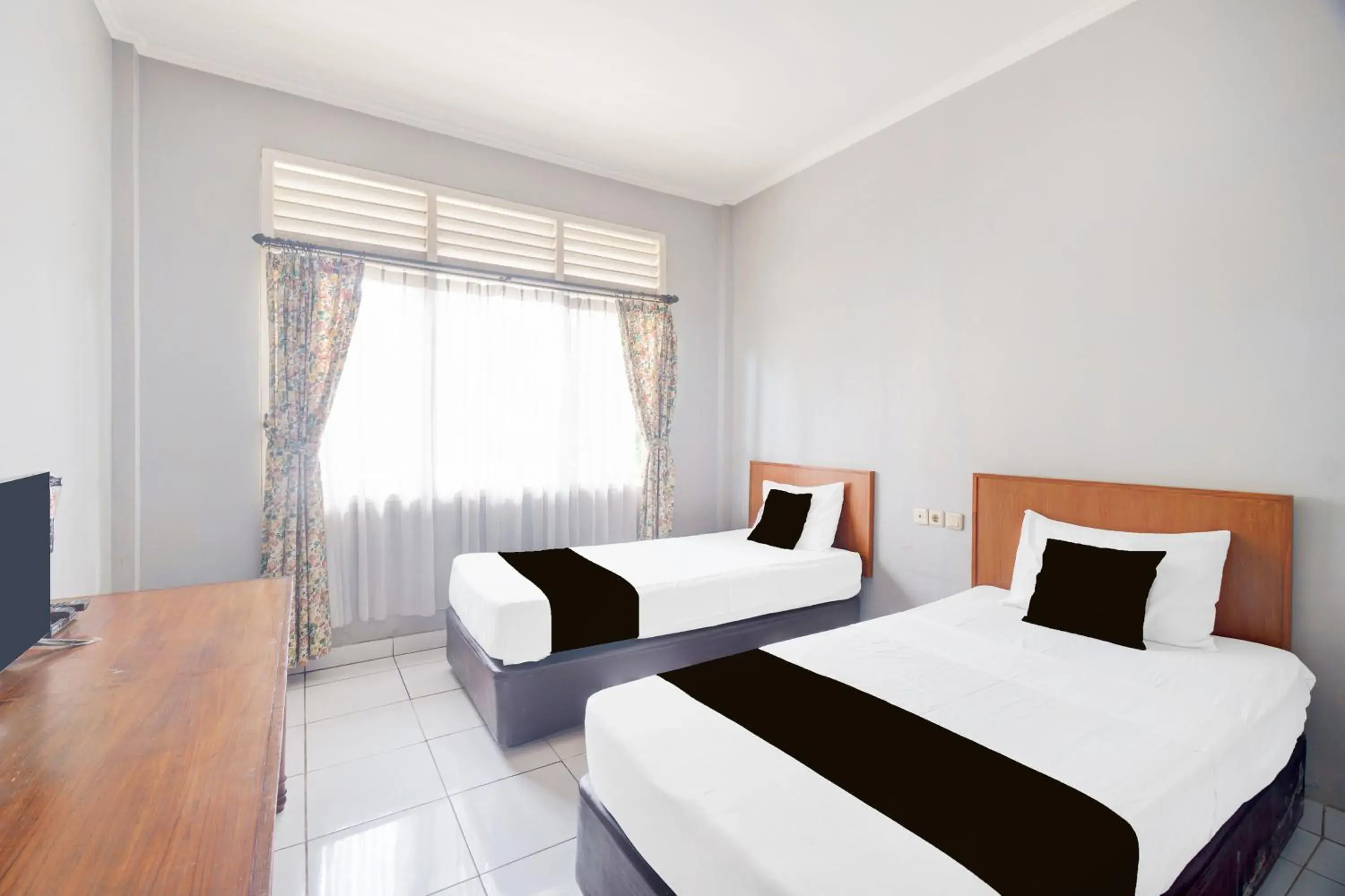 Delxue Twin Room in Hotel O Bogor near Taman Safari formerly Hotel Rudian 1 Delxue Twin Room in Hotel O Bogor near Taman Safari formerly Hotel Rudian 1