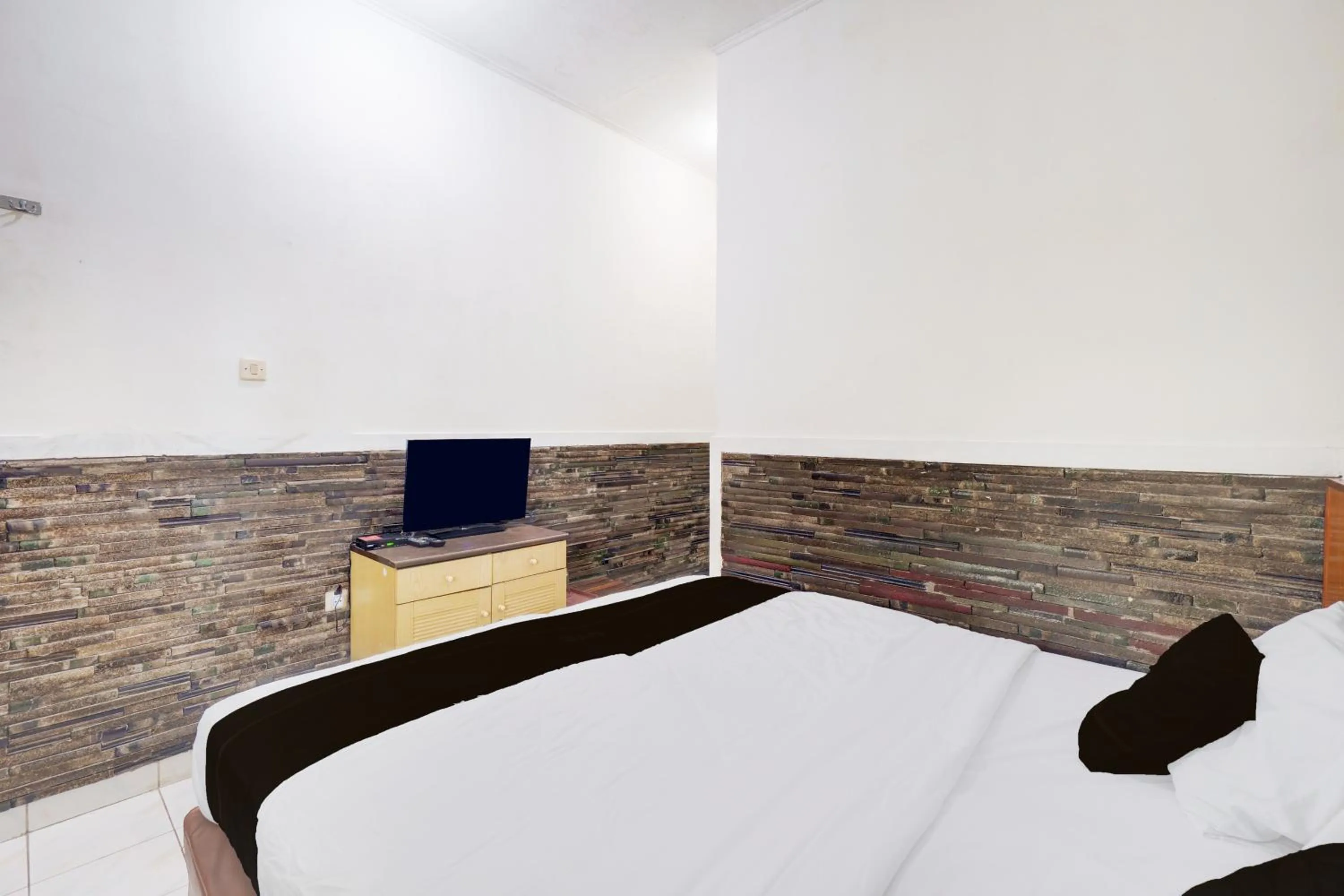 Photo of the whole room, Bed in Hotel O Bogor near Taman Safari formerly Hotel Rudian 1