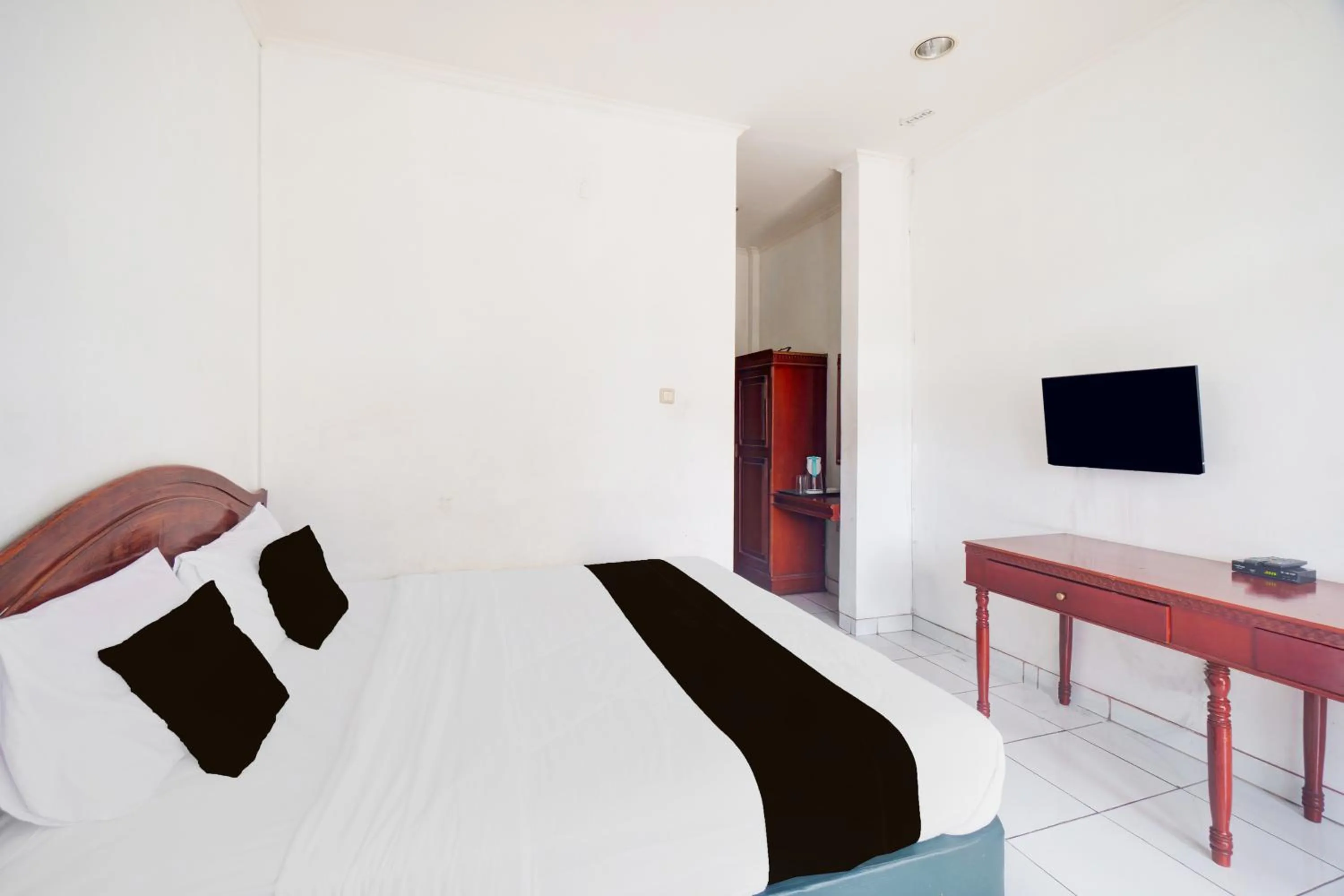 Photo of the whole room, Bed in Hotel O Bogor near Taman Safari formerly Hotel Rudian 1
