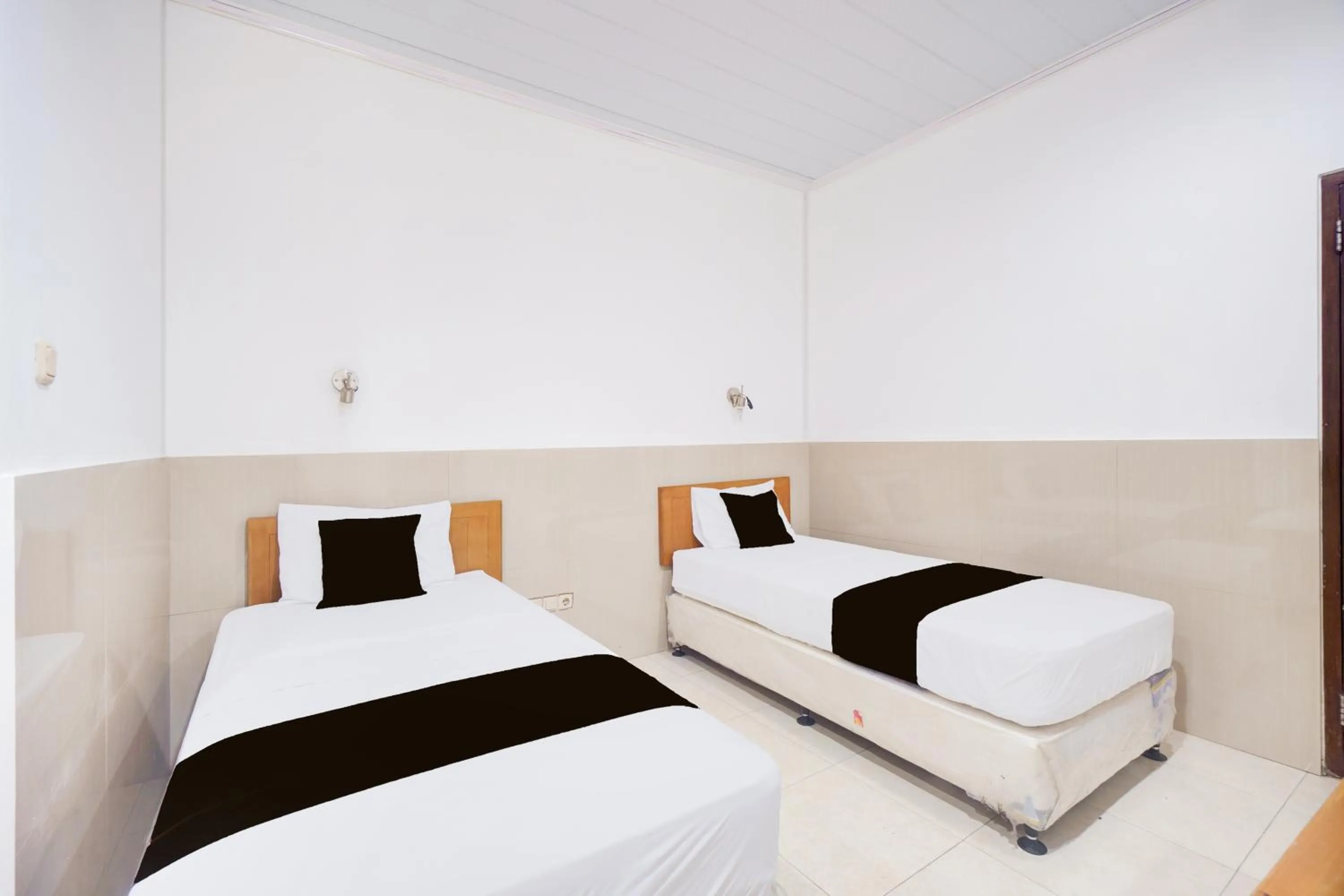 Photo of the whole room, Bed in Hotel O Bogor near Taman Safari formerly Hotel Rudian 2