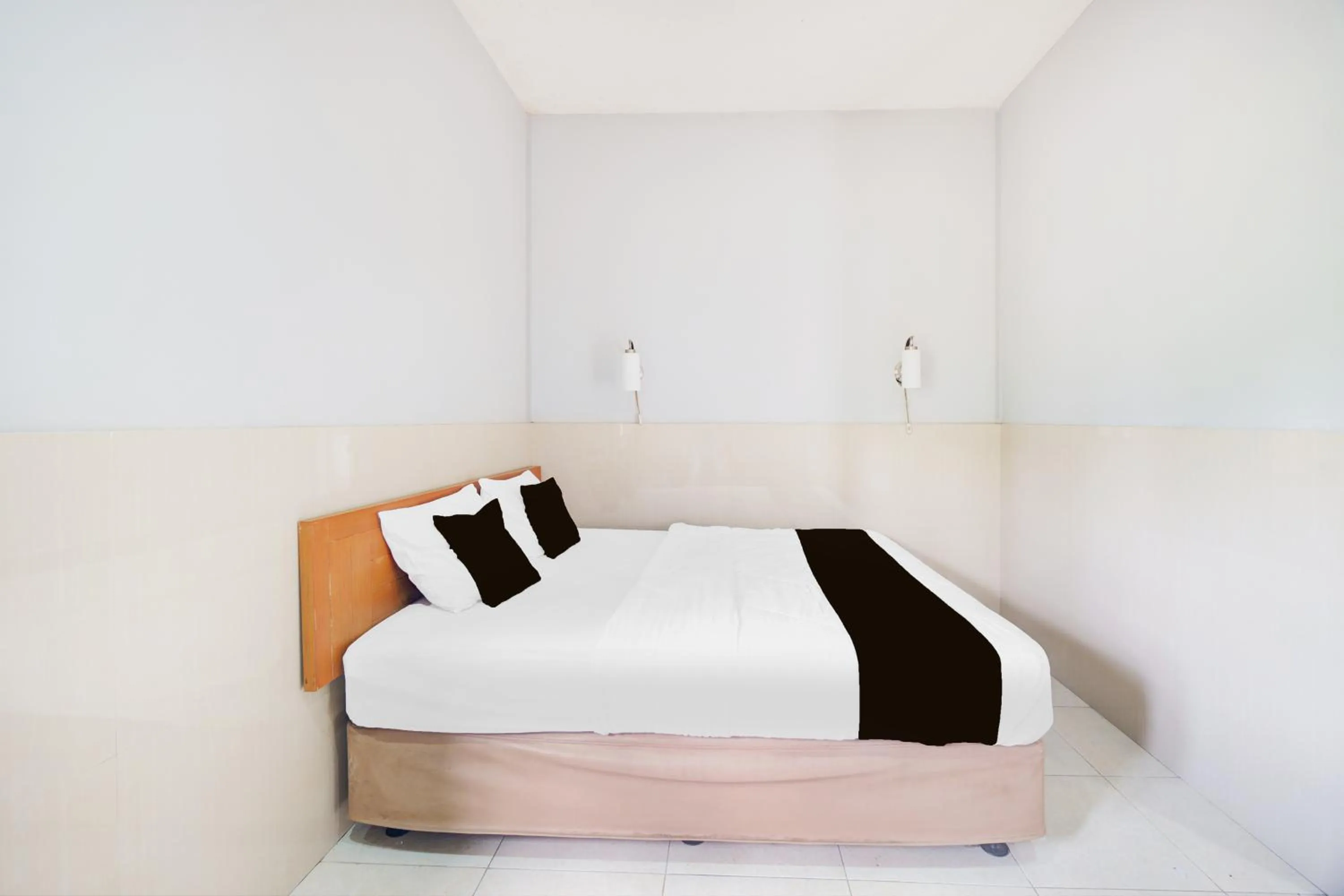 Photo of the whole room, Bed in Hotel O Bogor near Taman Safari formerly Hotel Rudian 2