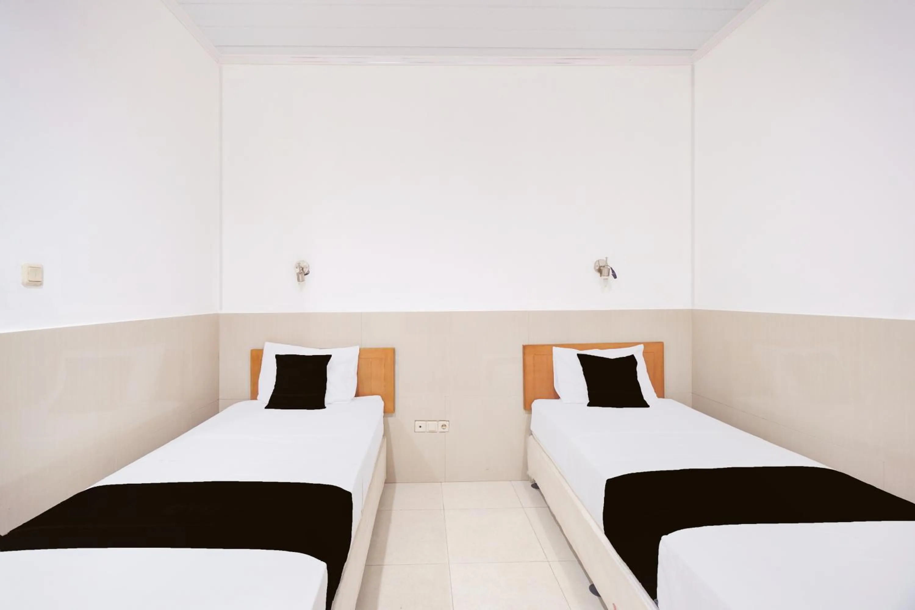 Photo of the whole room, Bed in Hotel O Bogor near Taman Safari formerly Hotel Rudian 2