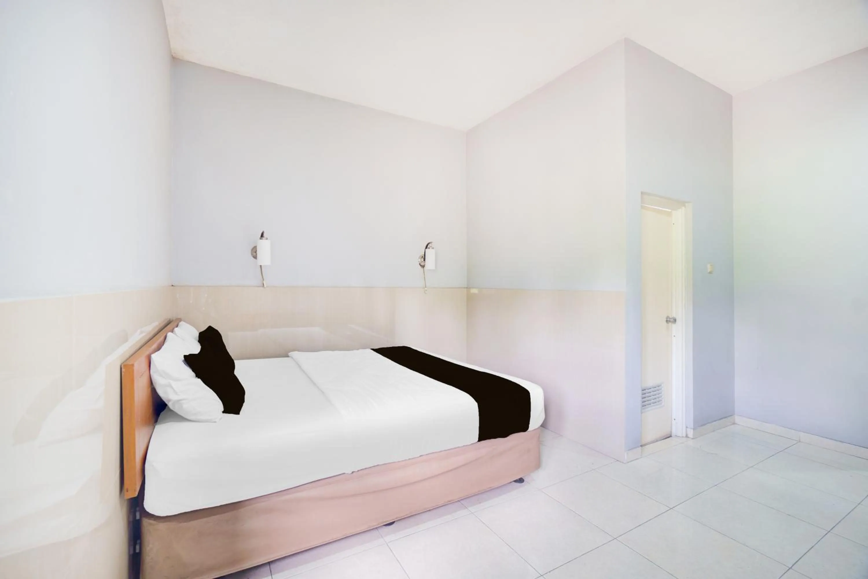 Photo of the whole room, Bed in Hotel O Bogor near Taman Safari formerly Hotel Rudian 2