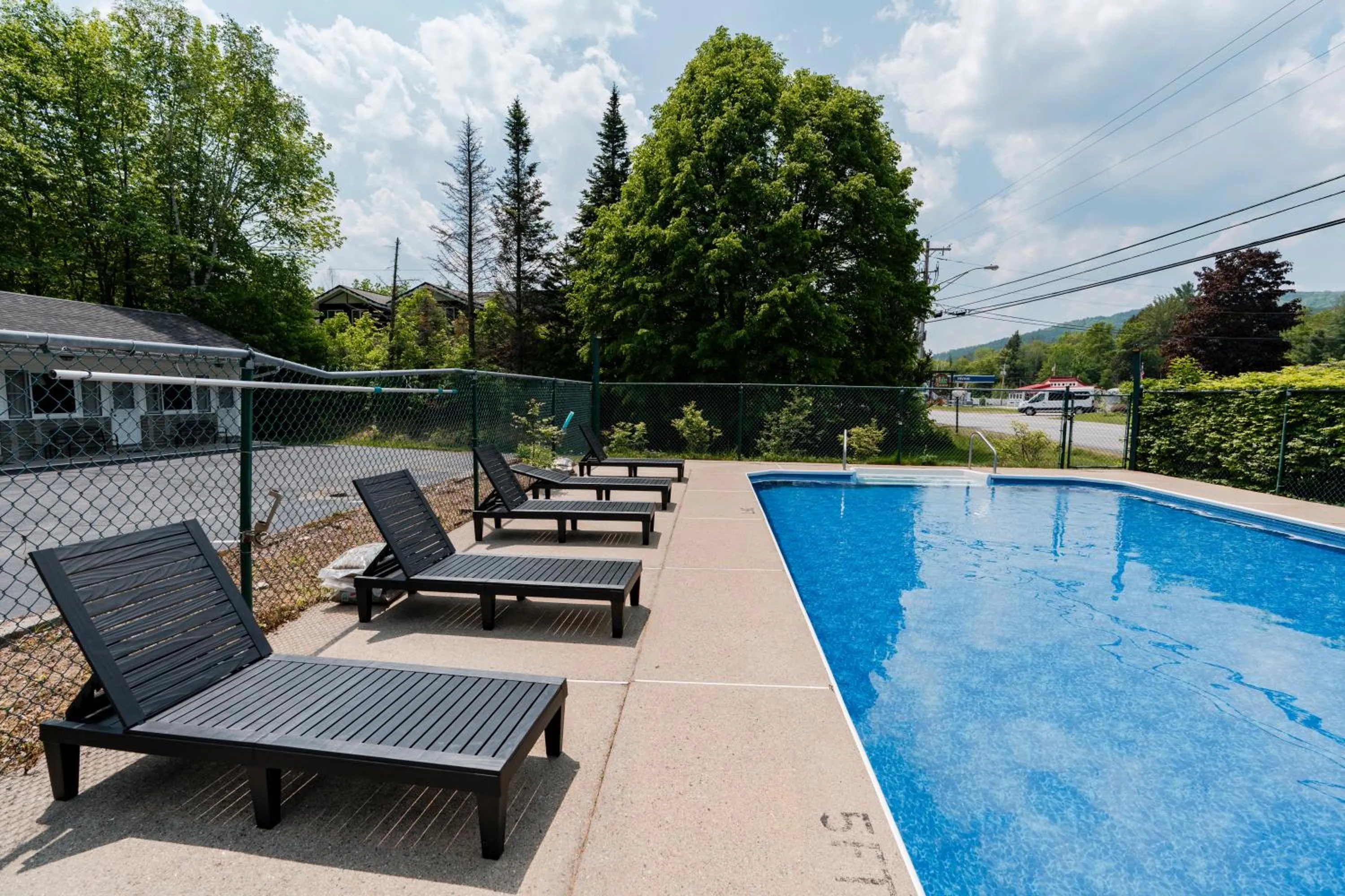 Swimming pool in Mount Coolidge Motel