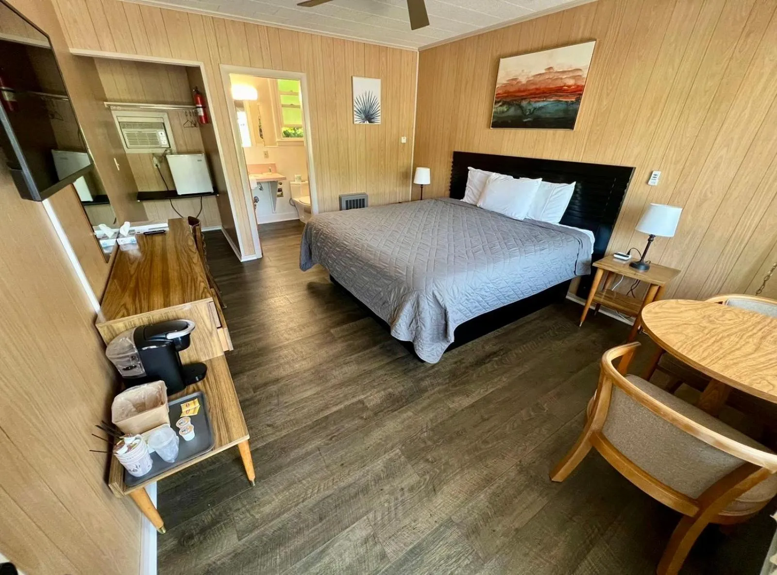 Standard King Room in Mount Coolidge Motel