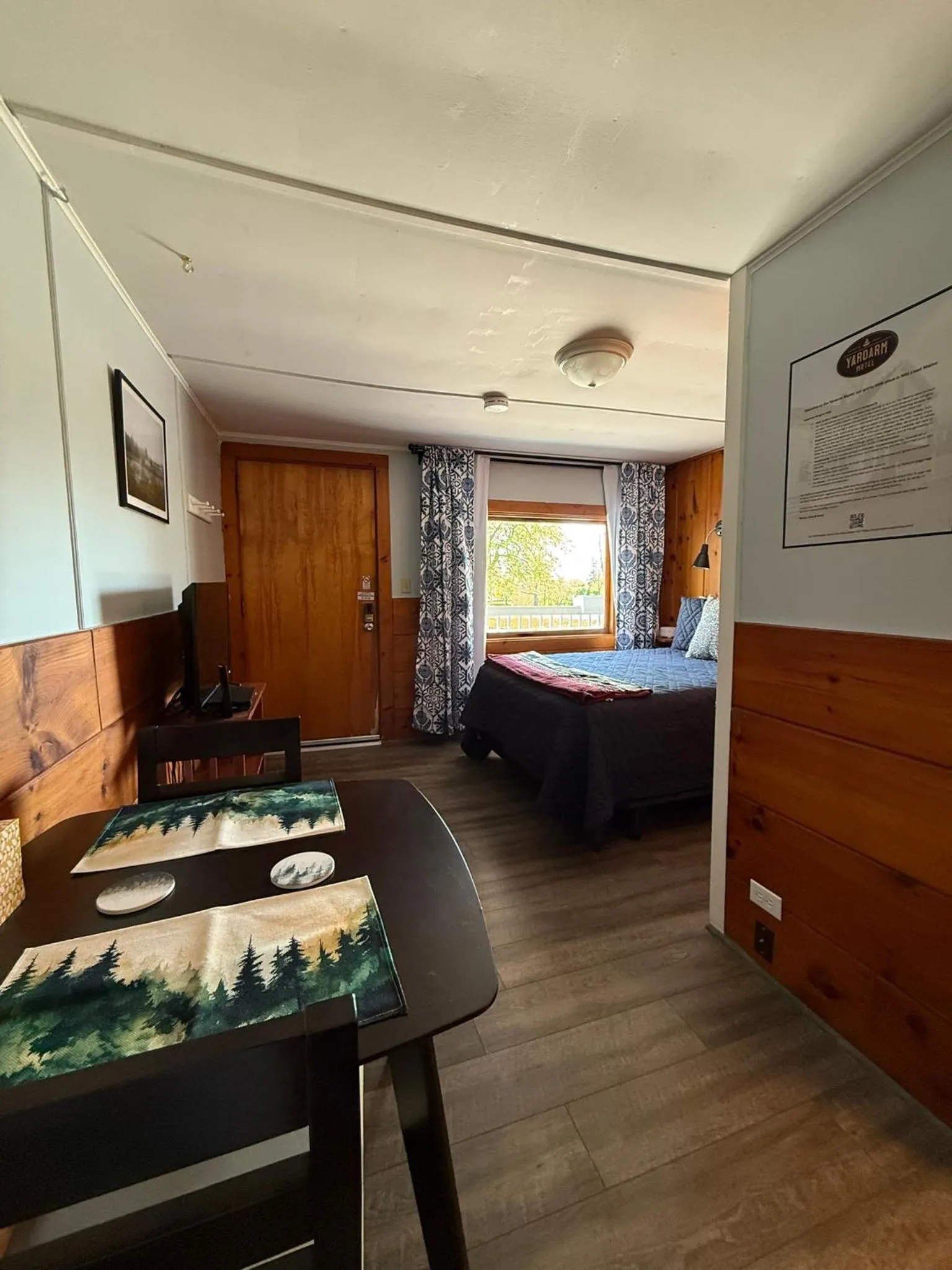 Bedroom, Bed in Yardarm Motel