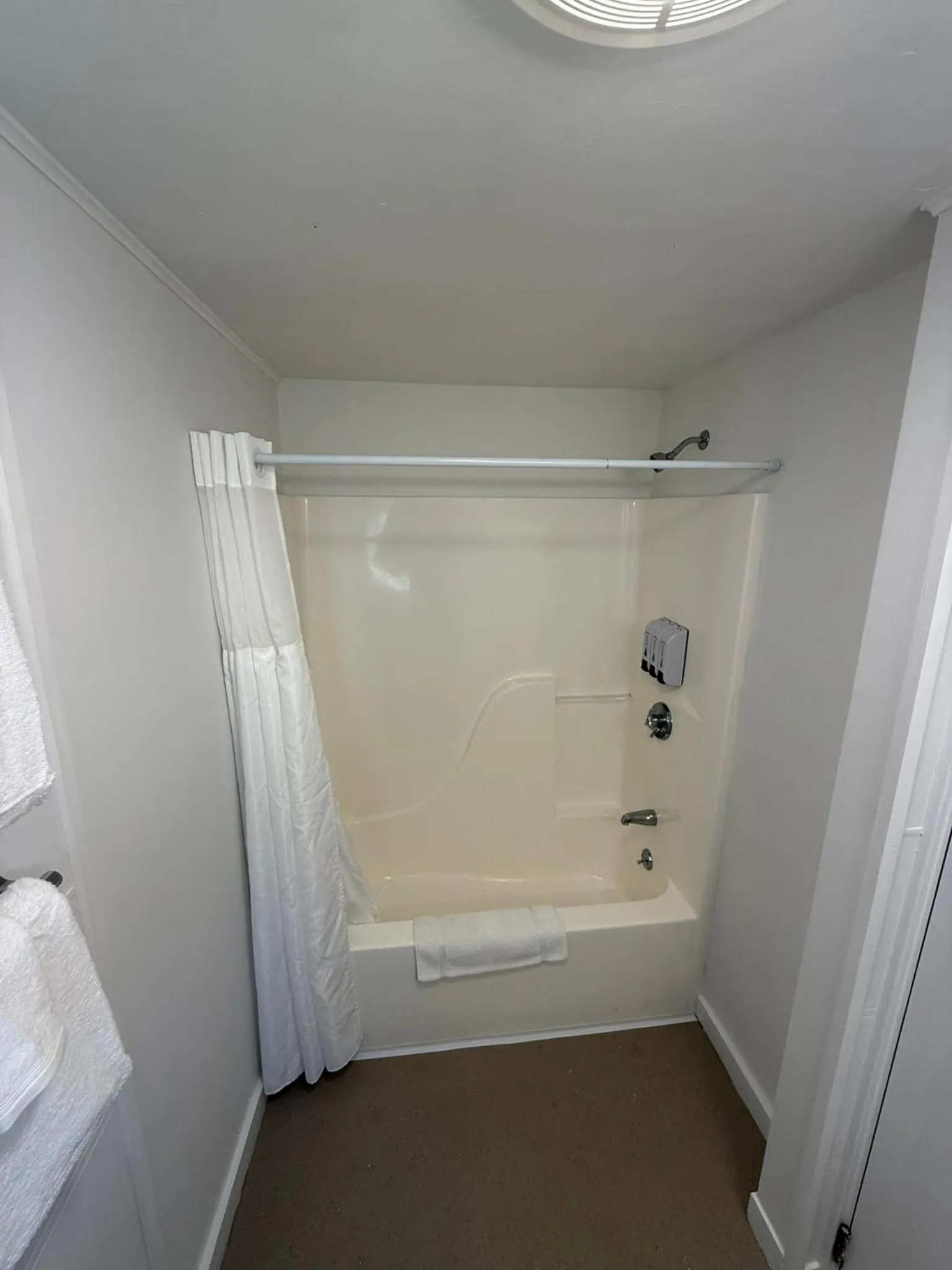 Bathroom in Yardarm Motel