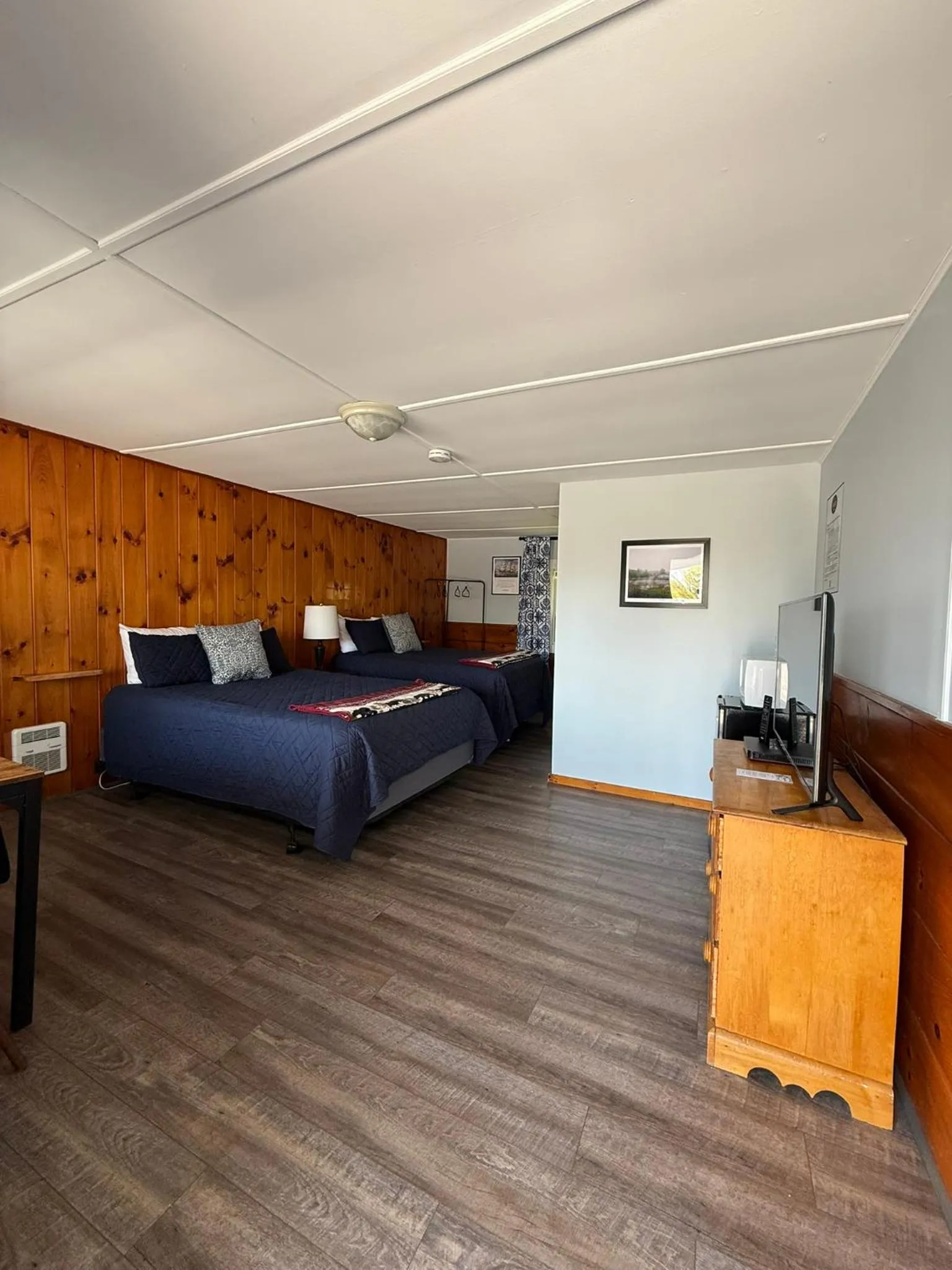 Bedroom, Bed in Yardarm Motel