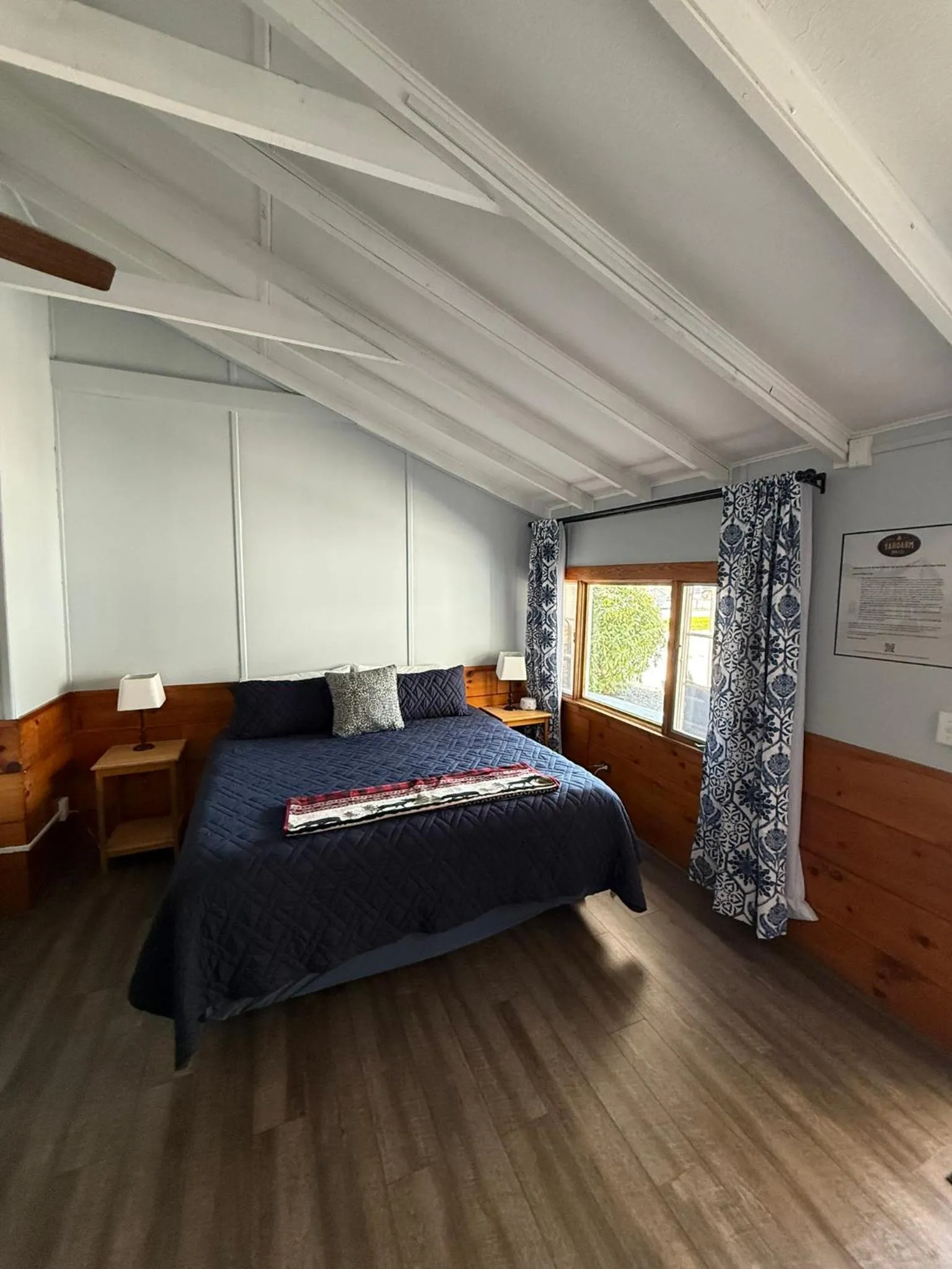 Bedroom, Bed in Yardarm Motel