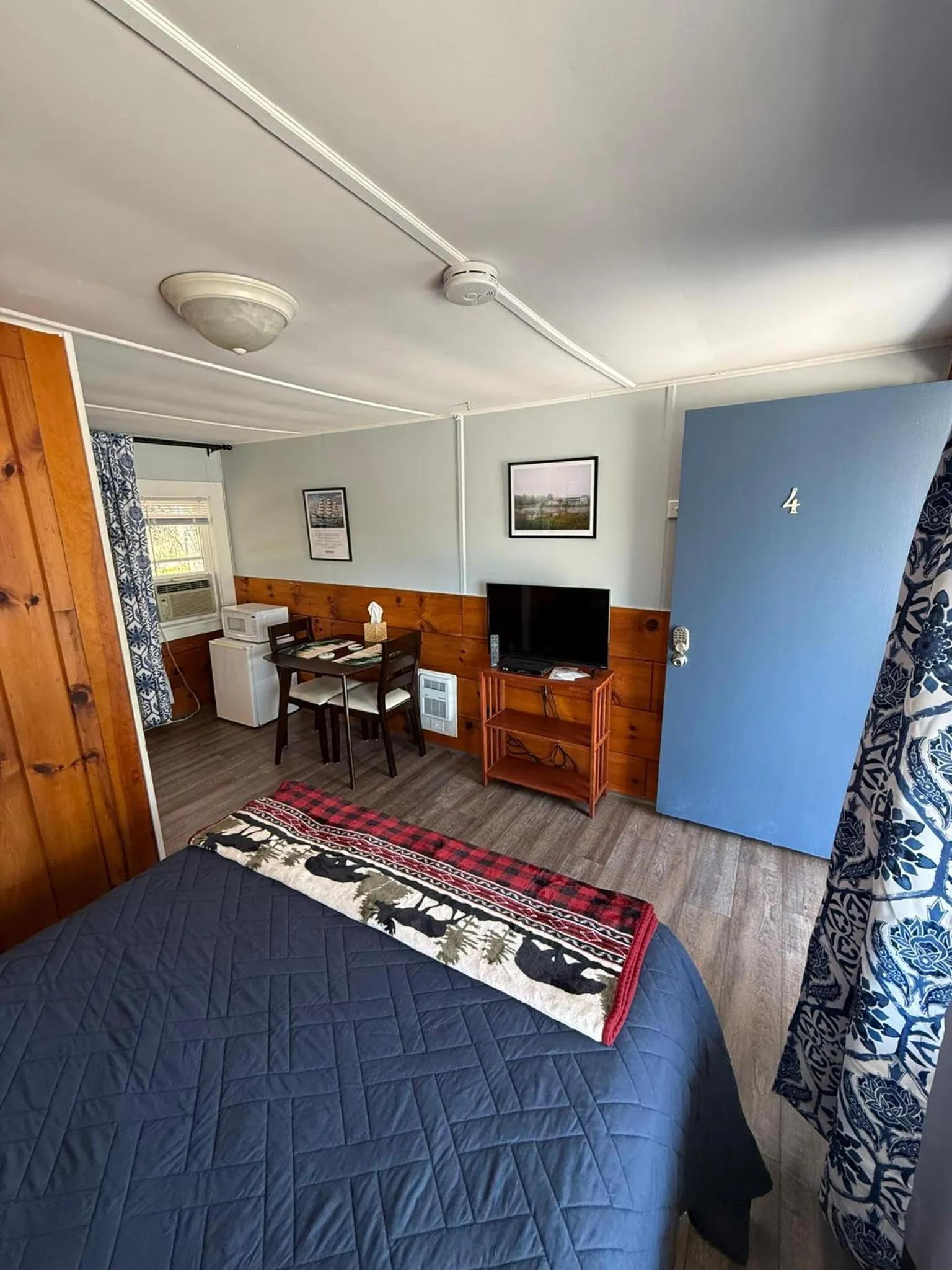 Bedroom, Bed in Yardarm Motel