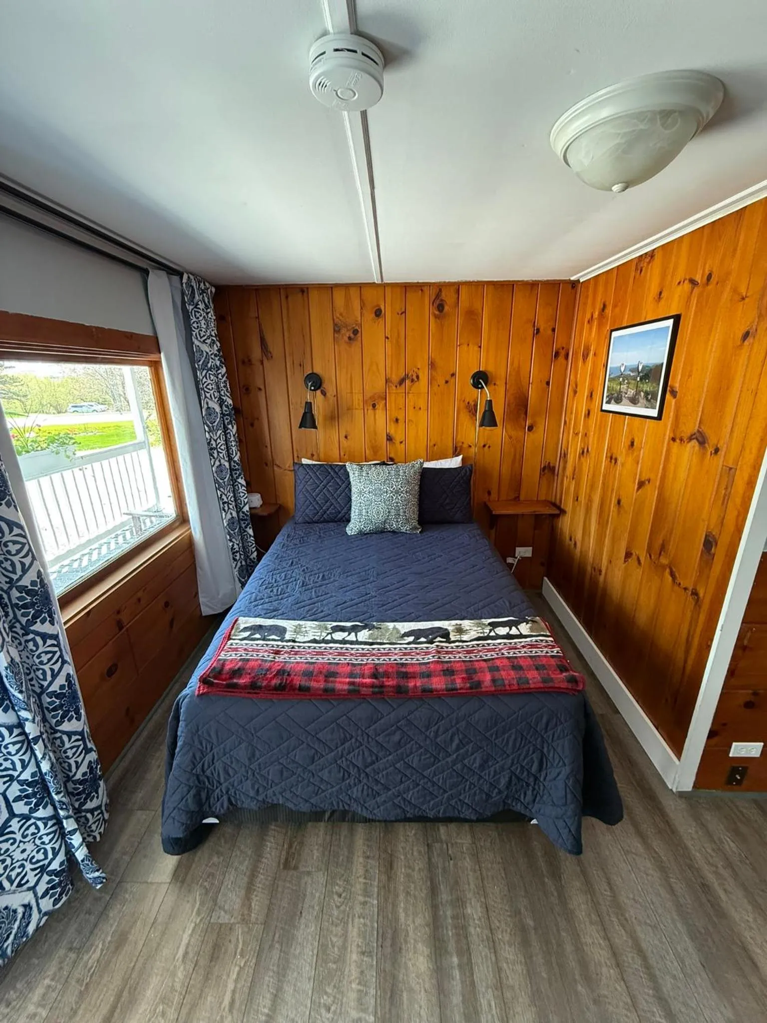 Bedroom, Bed in Yardarm Motel