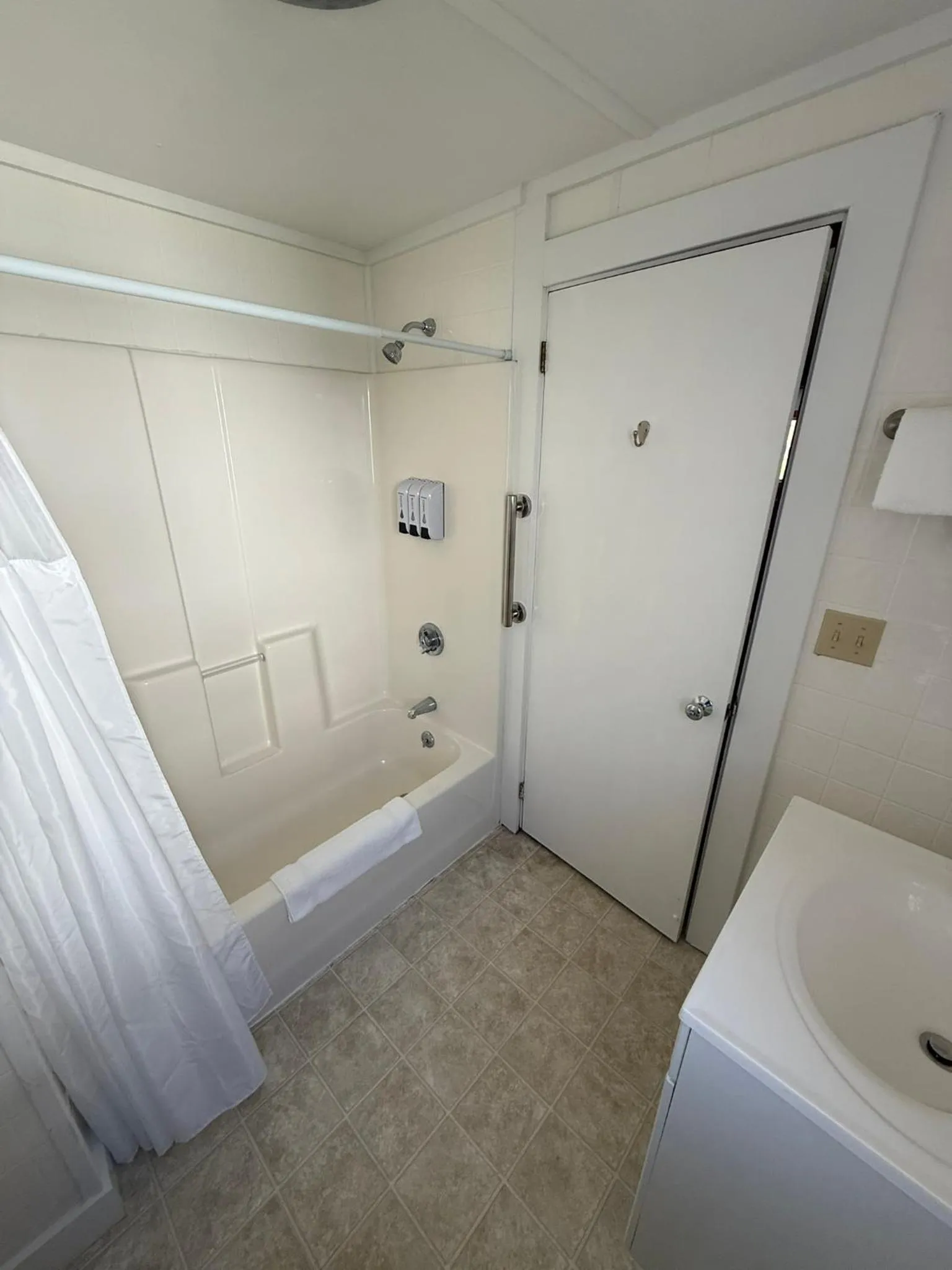 Bathroom in Yardarm Motel