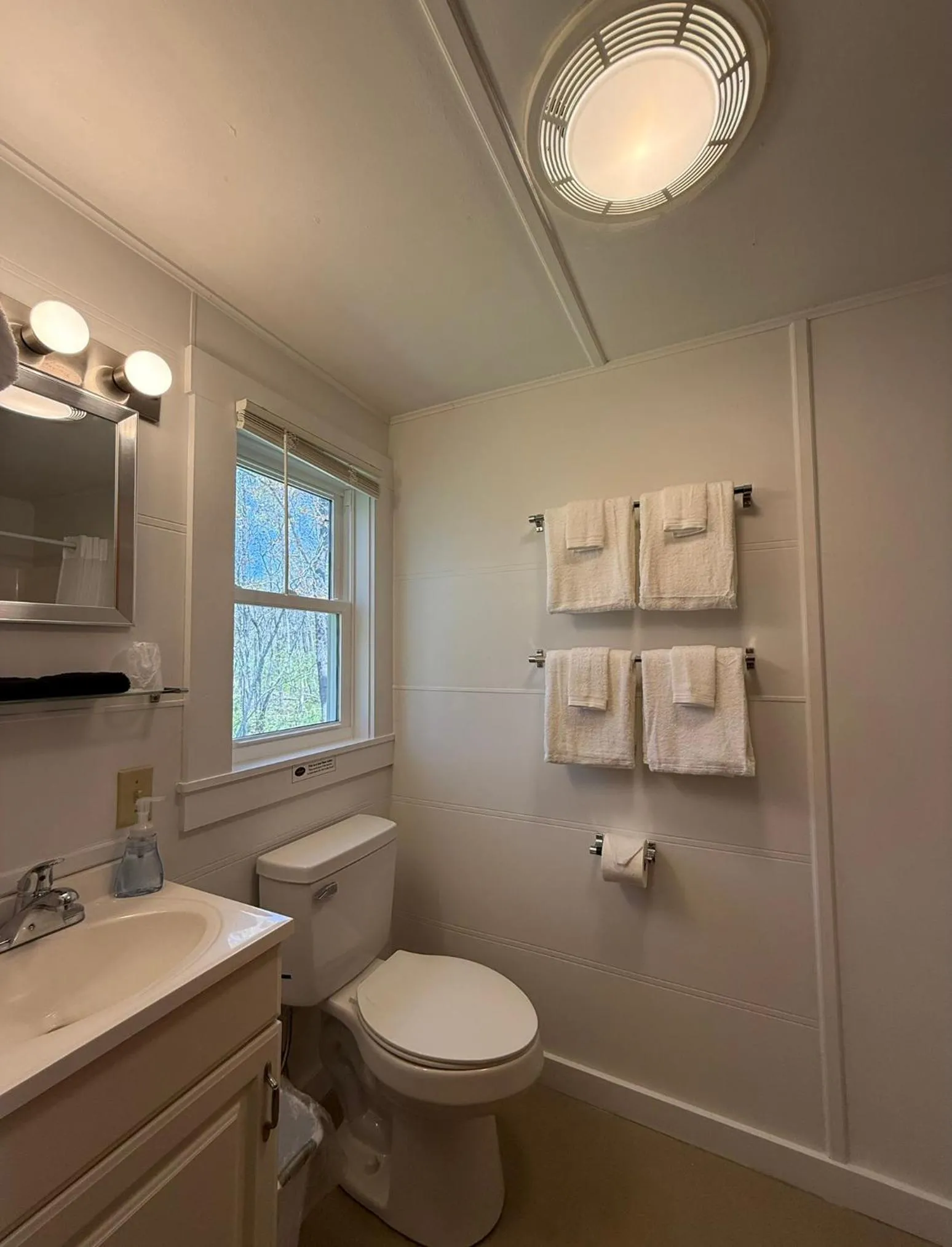 Bathroom in Yardarm Motel