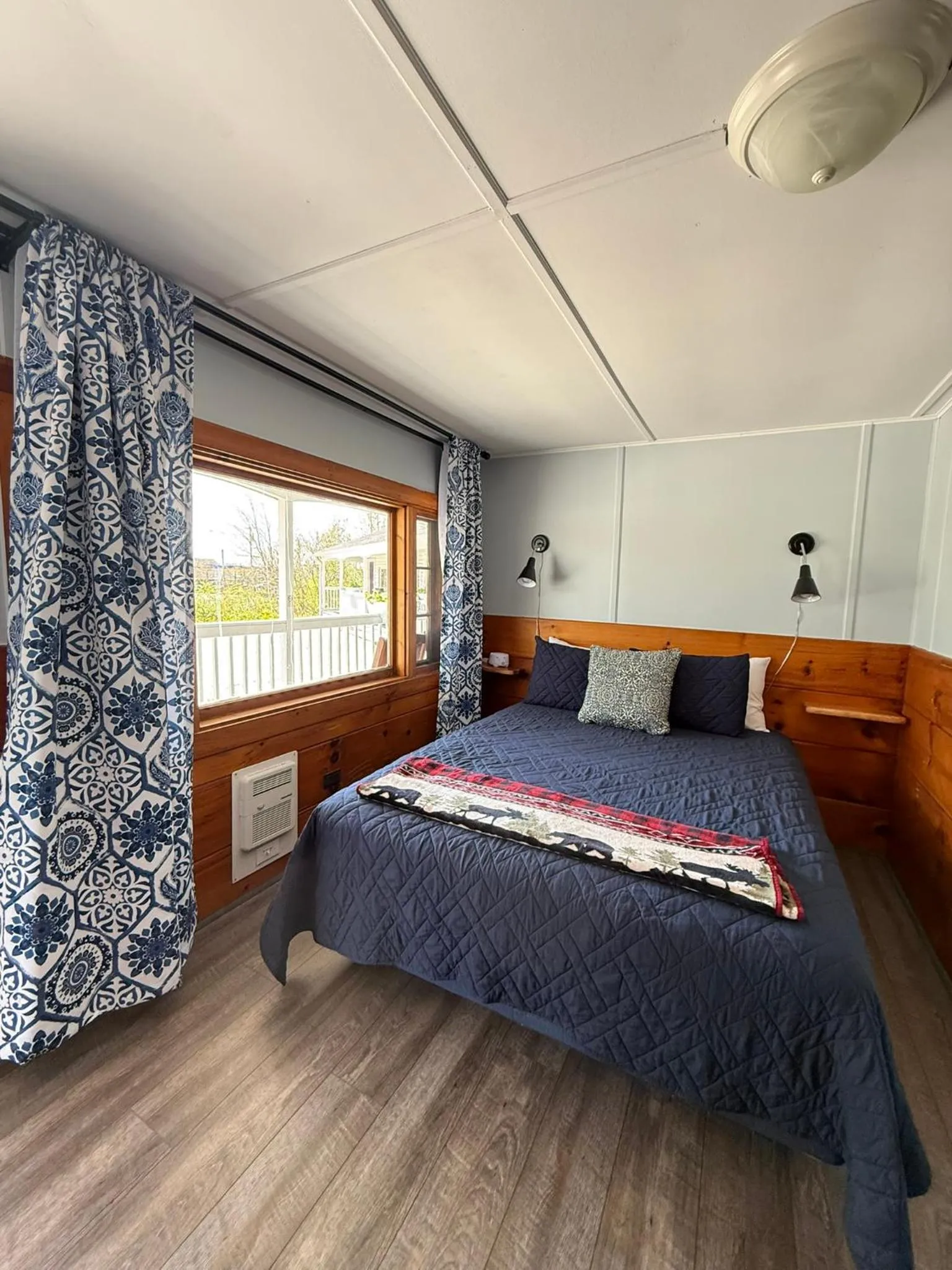 Bedroom, Bed in Yardarm Motel