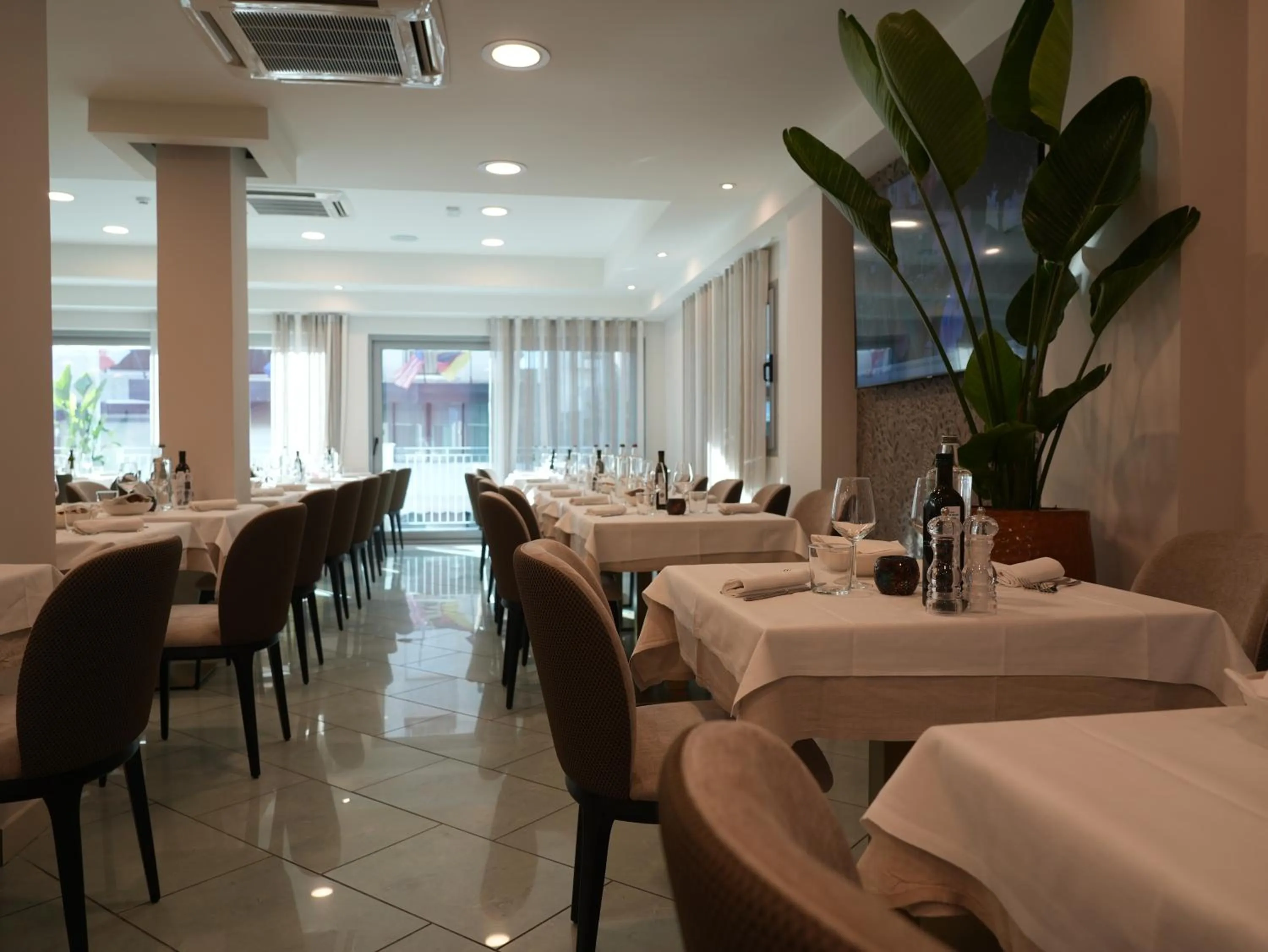 Restaurant/places to eat in Hotel Regal