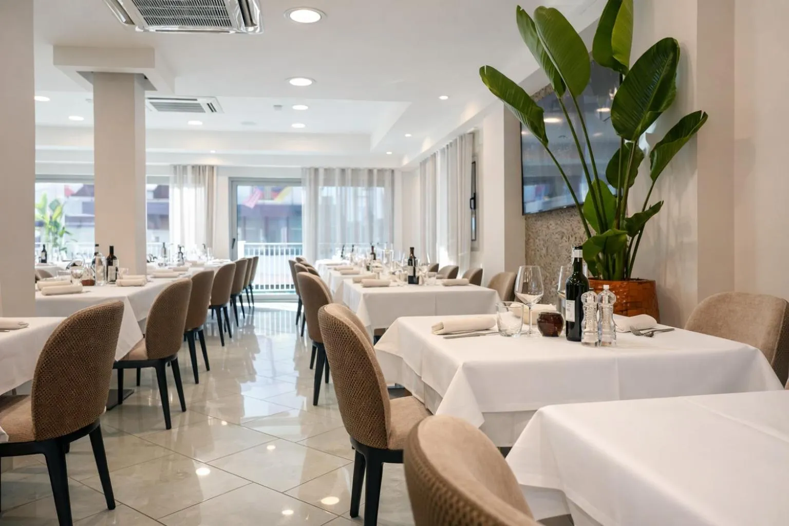 Restaurant/places to eat in Hotel Regal