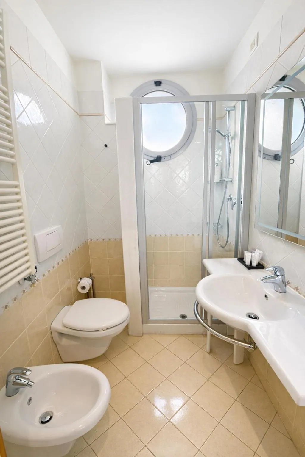 Shower in Hotel Regal