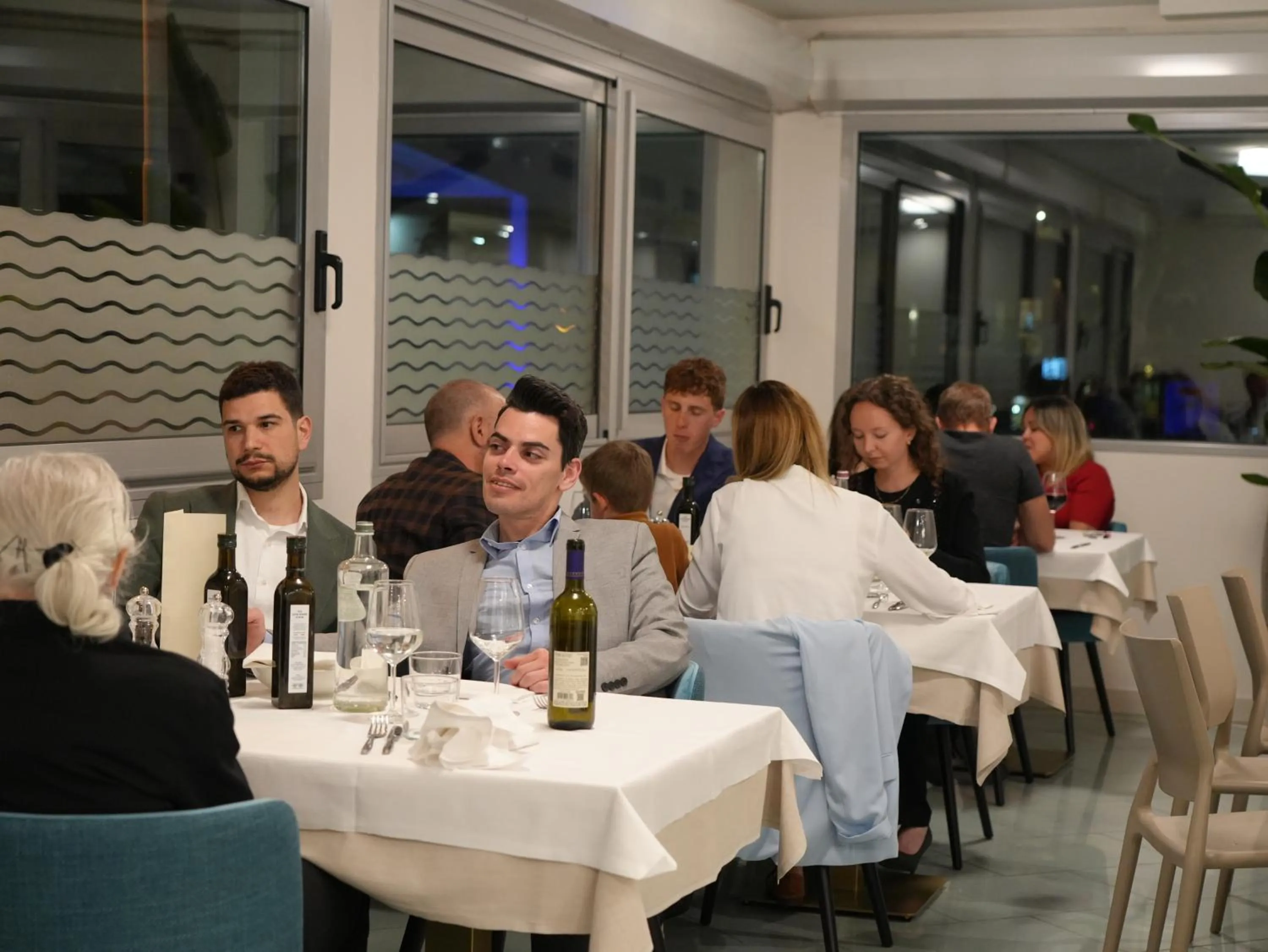 Restaurant/places to eat in Hotel Regal