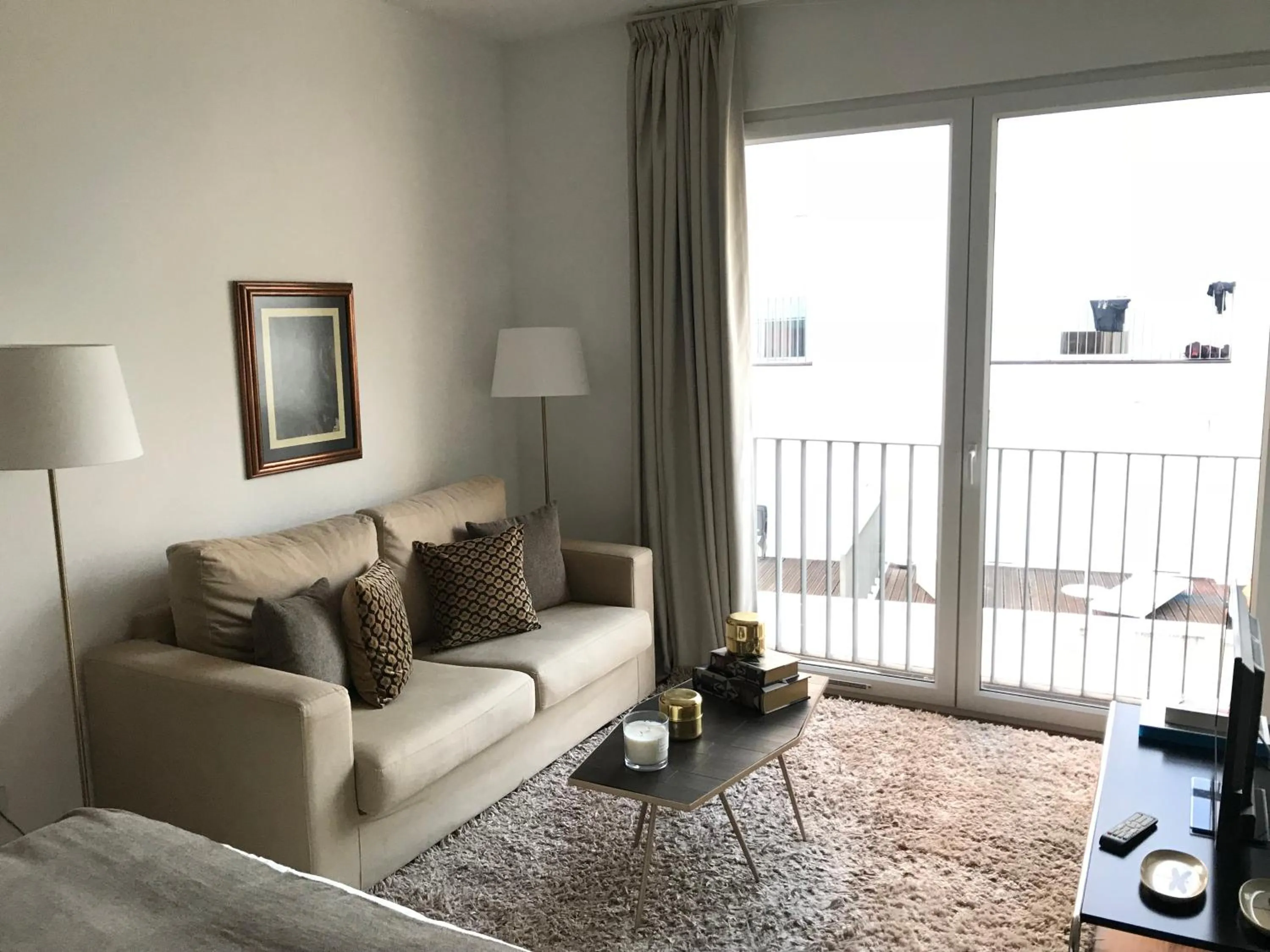 Living room in Lisbon Downtown Apartment Free Parking