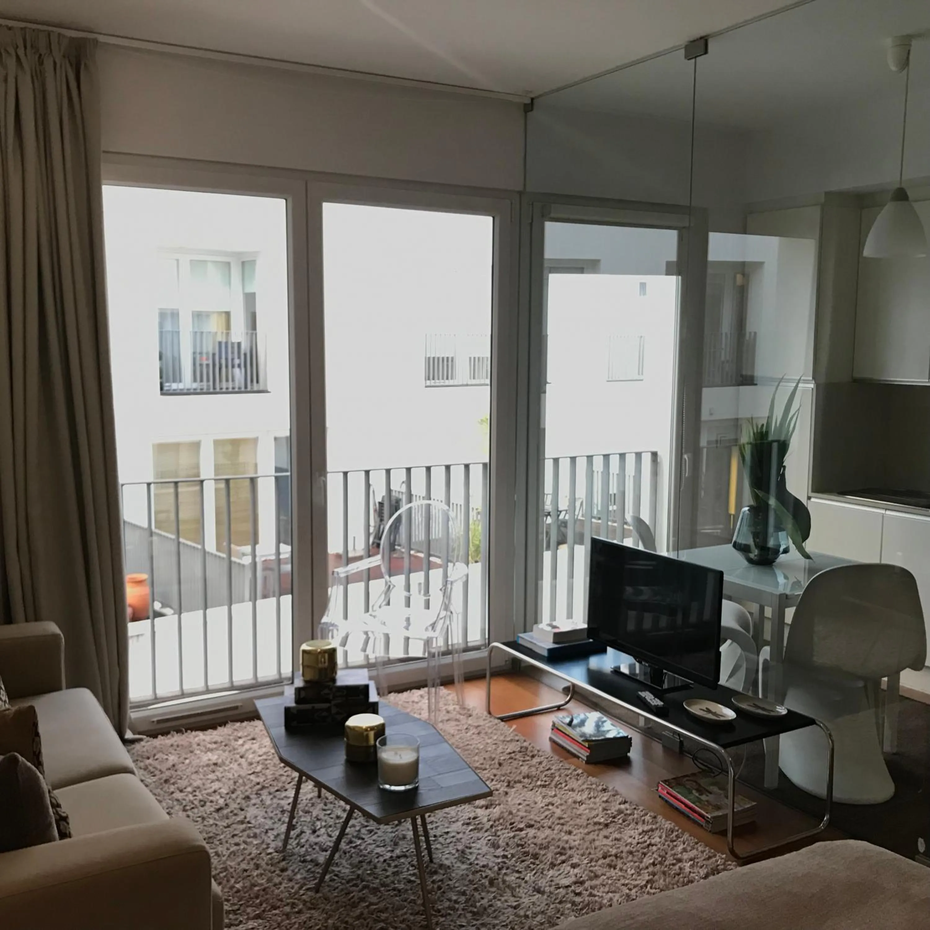 Living room in Lisbon Downtown Apartment Free Parking