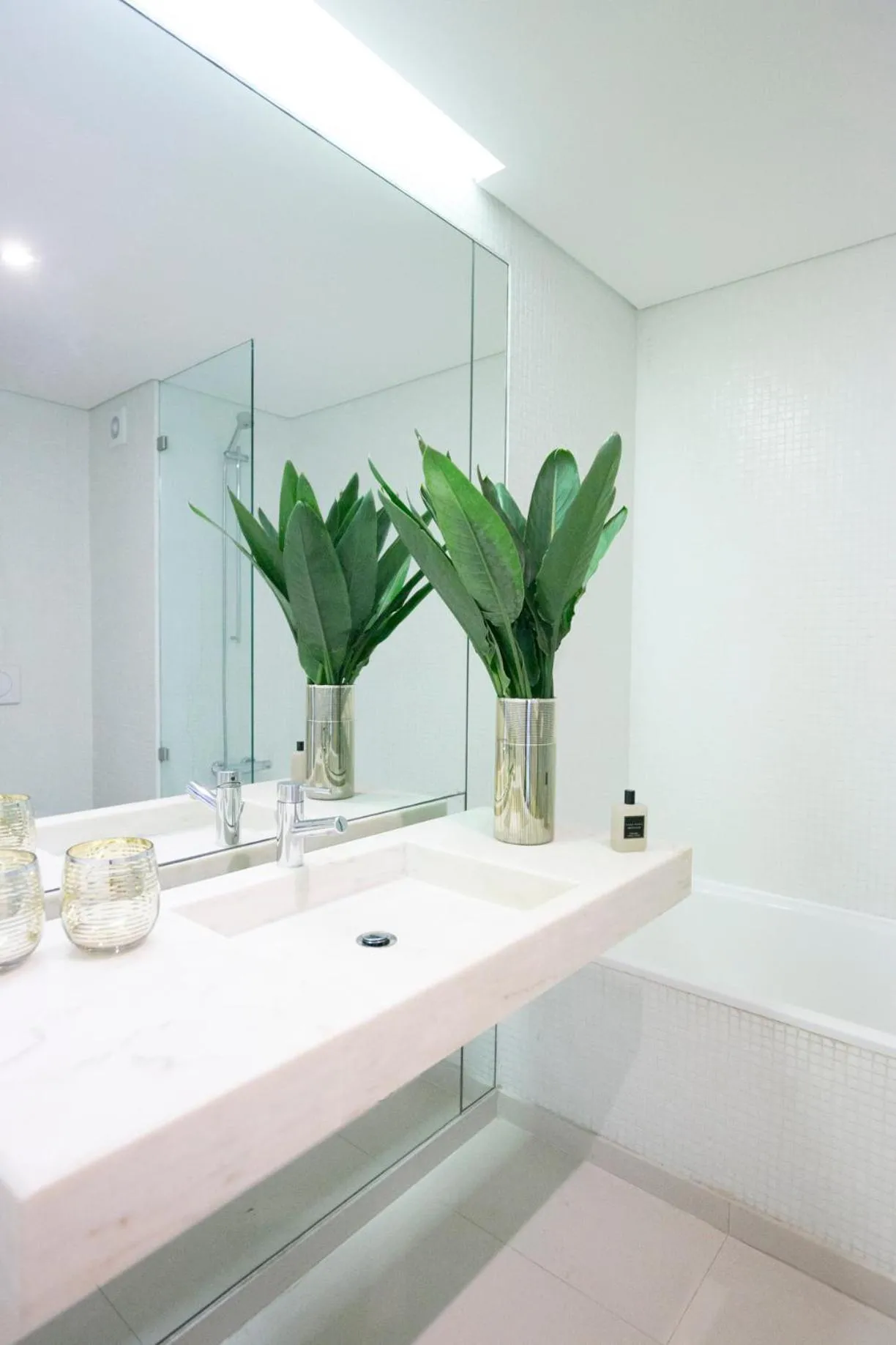 Bathroom in Lisbon Downtown Apartment Free Parking