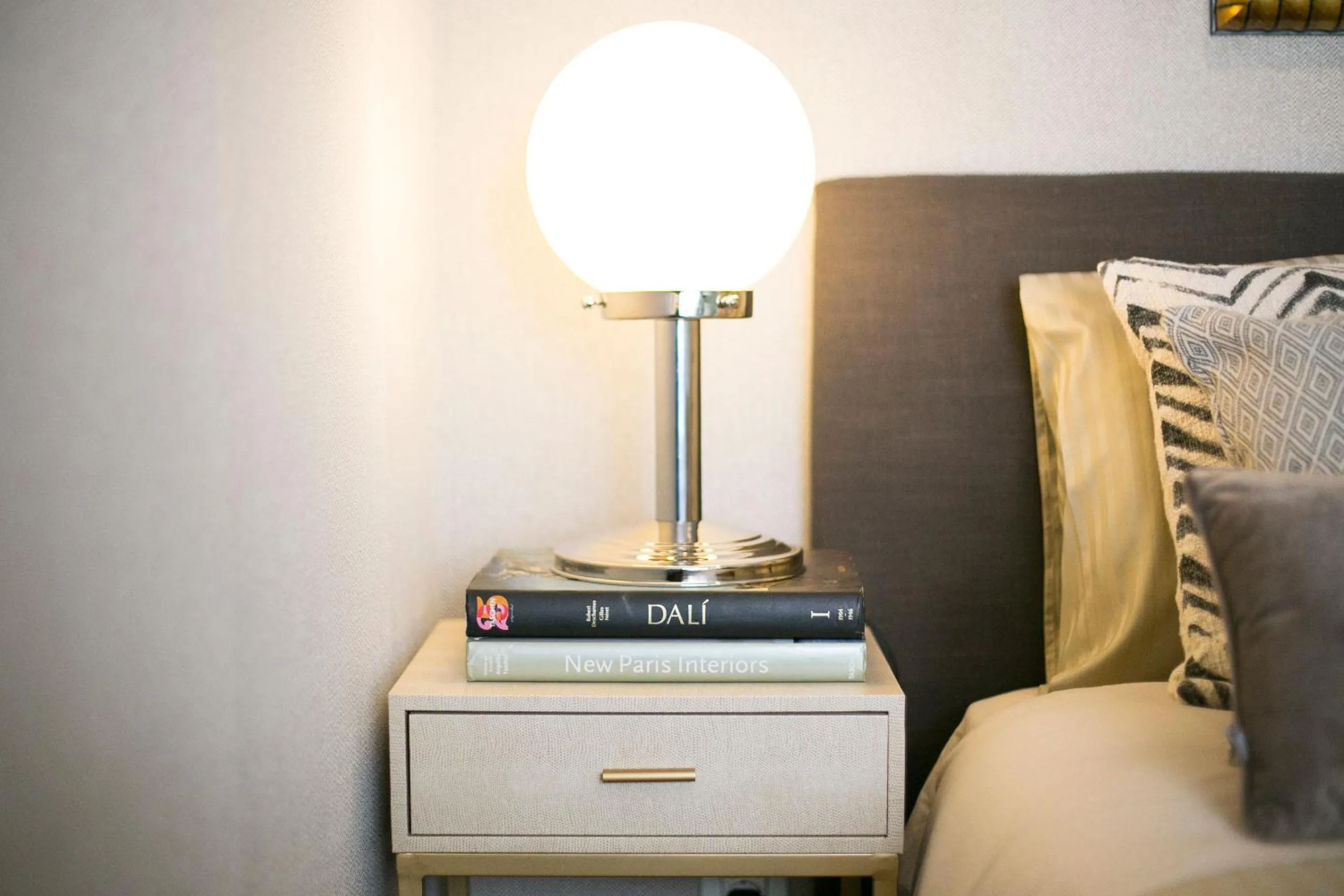 Decorative detail, Bed in Lisbon Downtown Apartment Free Parking