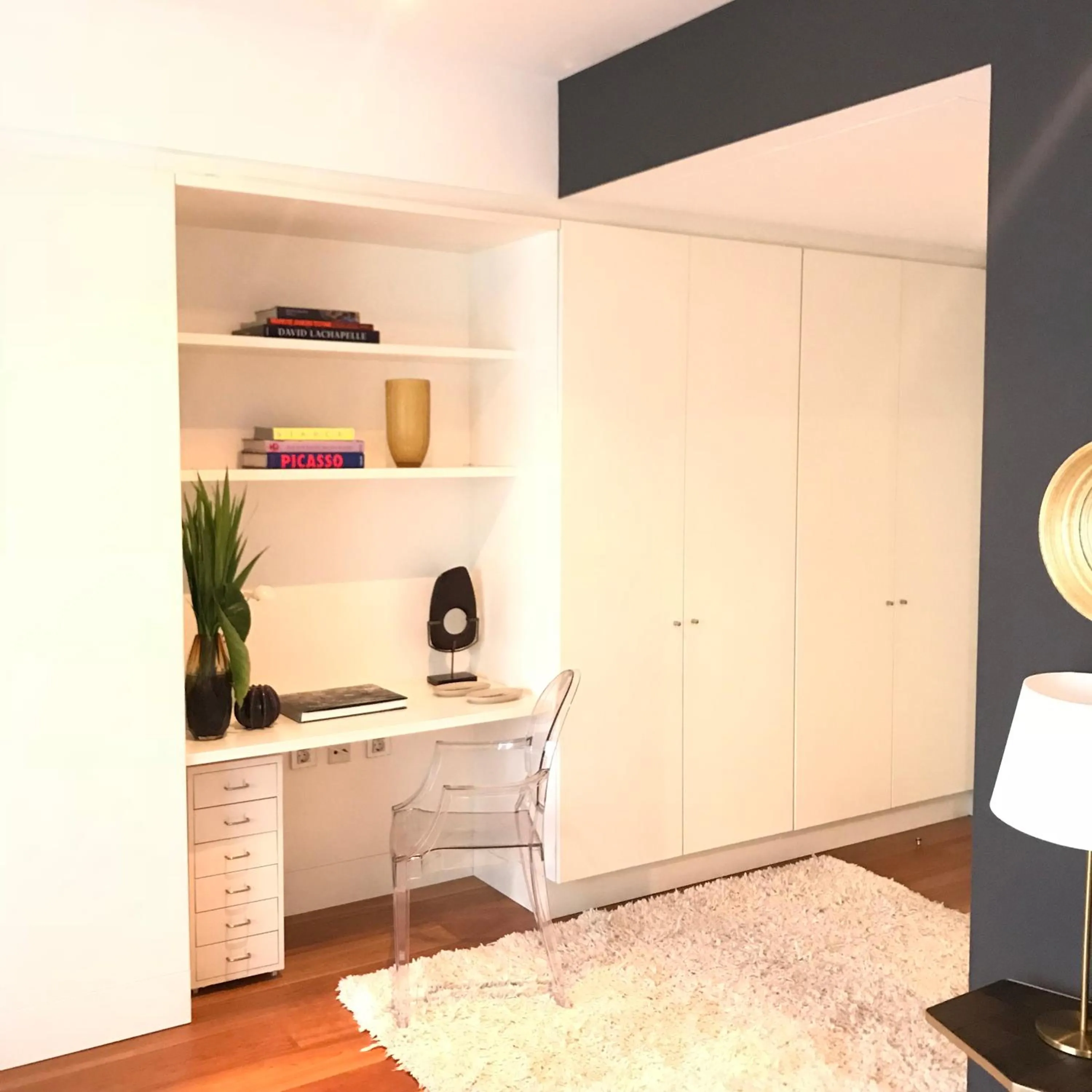 Library in Lisbon Downtown Apartment Free Parking