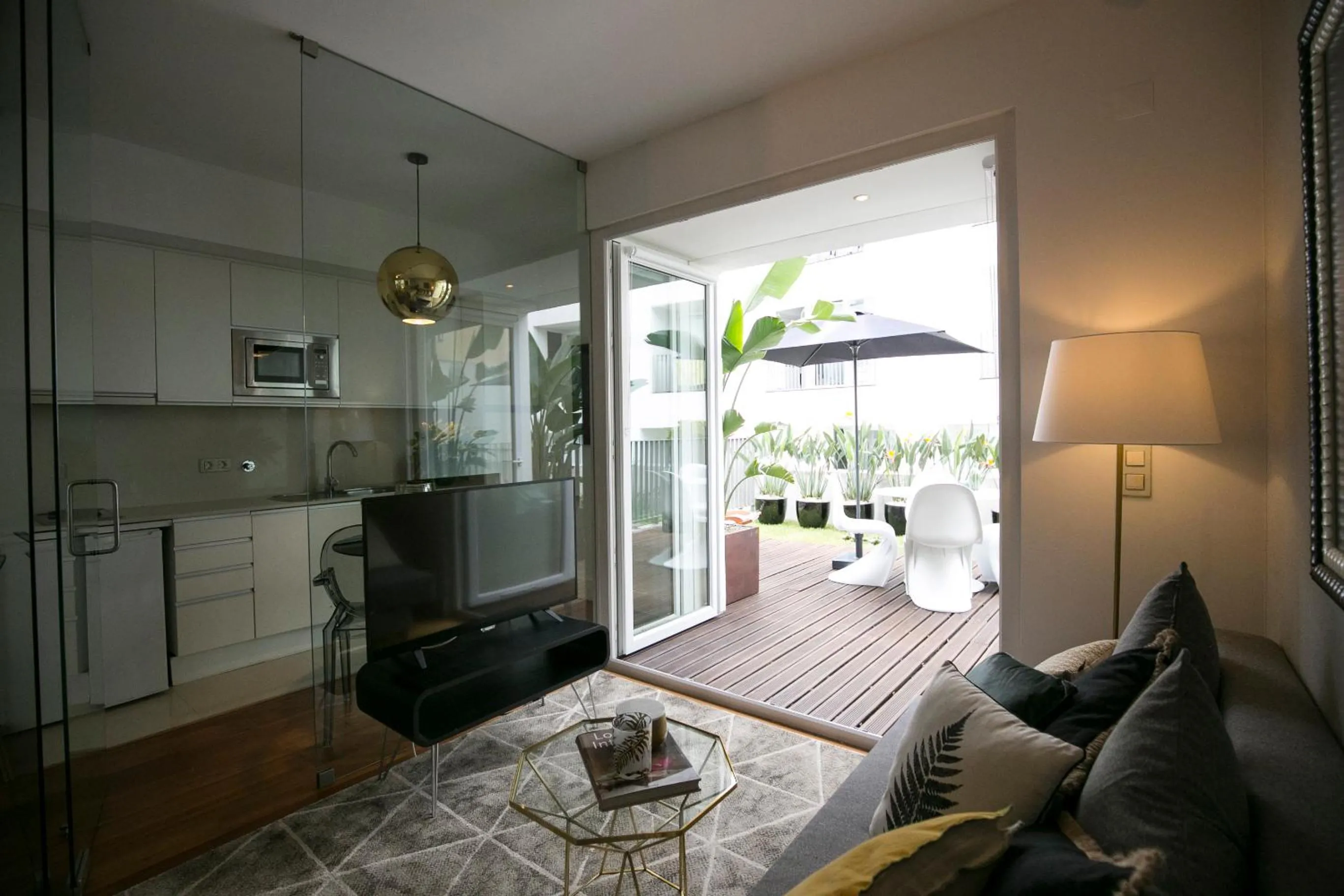 Garden in Lisbon Downtown Apartment Free Parking