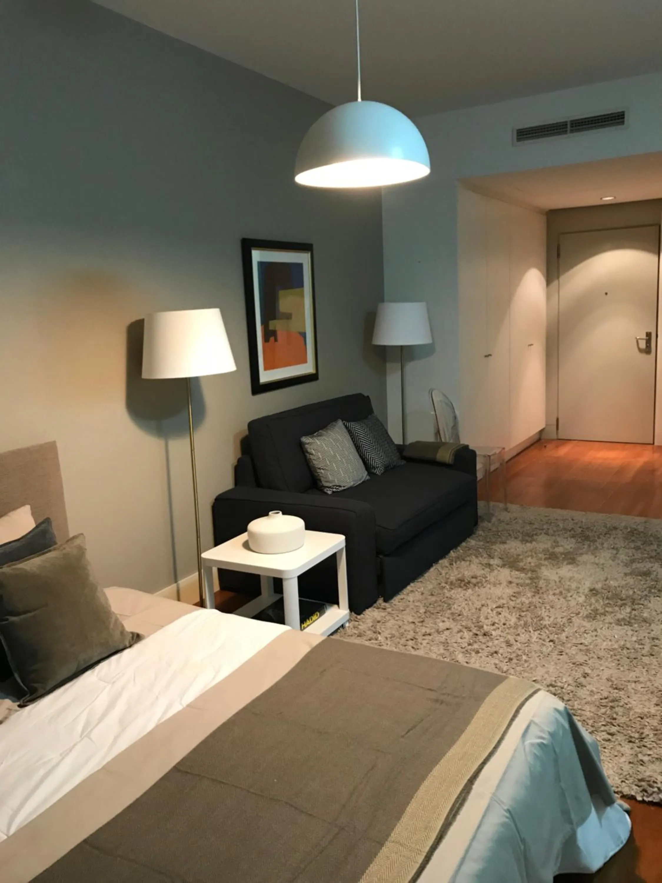 Living room, Bed in Lisbon Downtown Apartment Free Parking