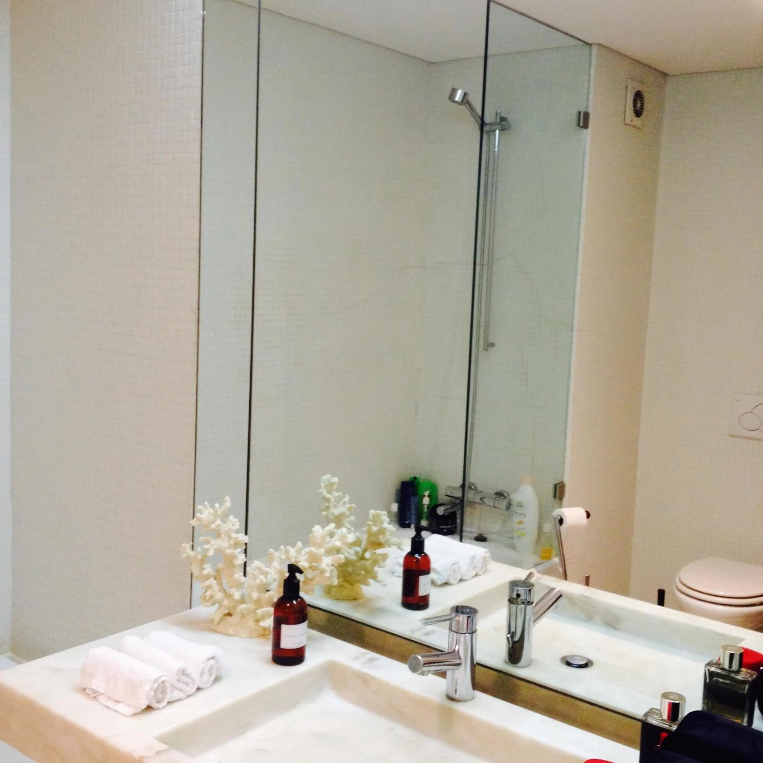 Bathroom in Lisbon Downtown Apartment Free Parking