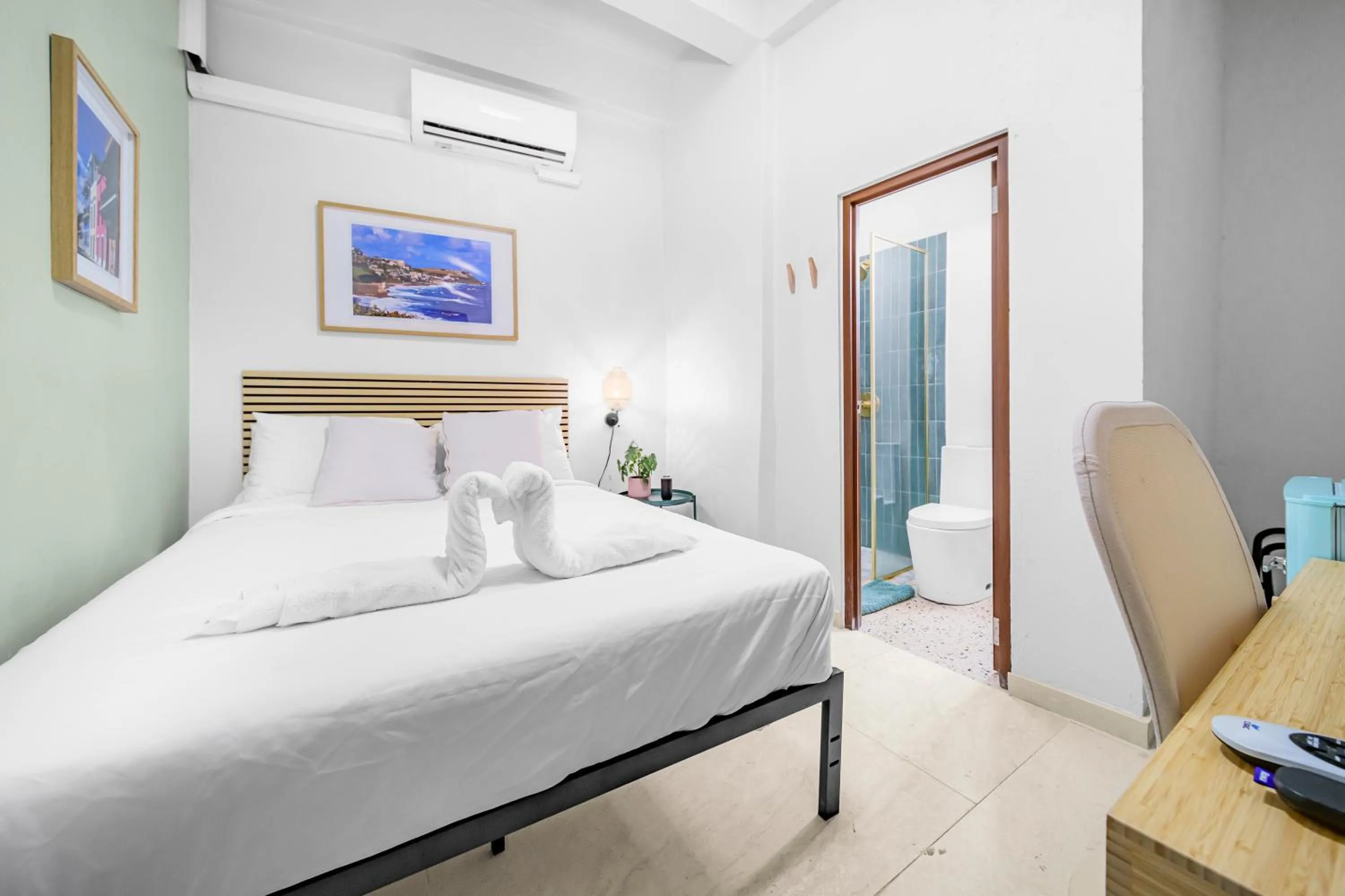Room 9 Sleek & Serene Stay with Free Parking, San Juan