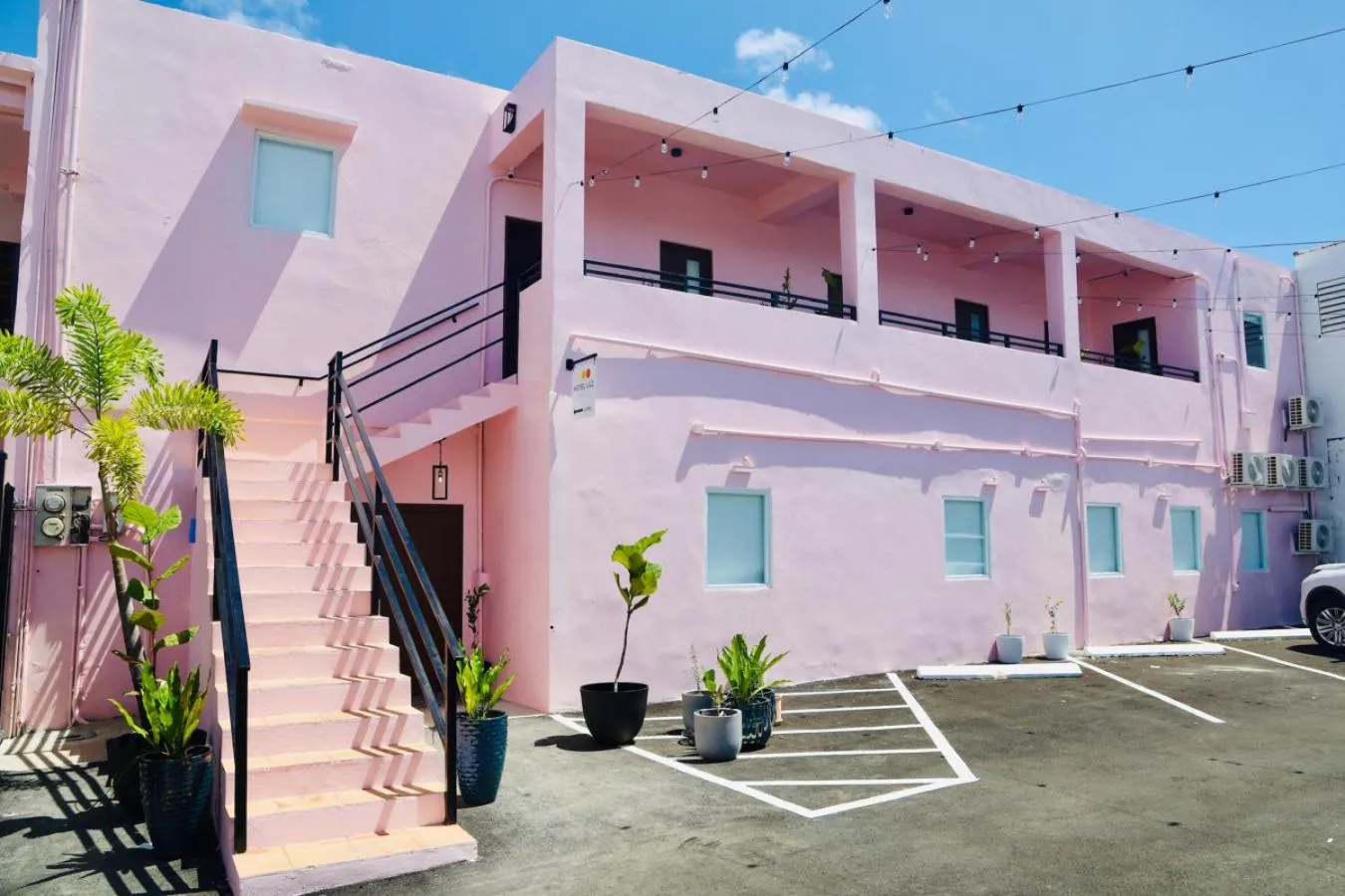 Room 9 Sleek & Serene Stay with Free Parking, San Juan