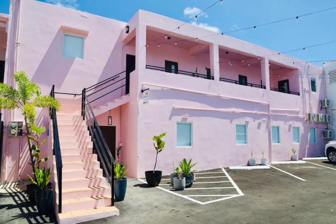 Room 9 Sleek & Serene Stay with Free Parking, San Juan