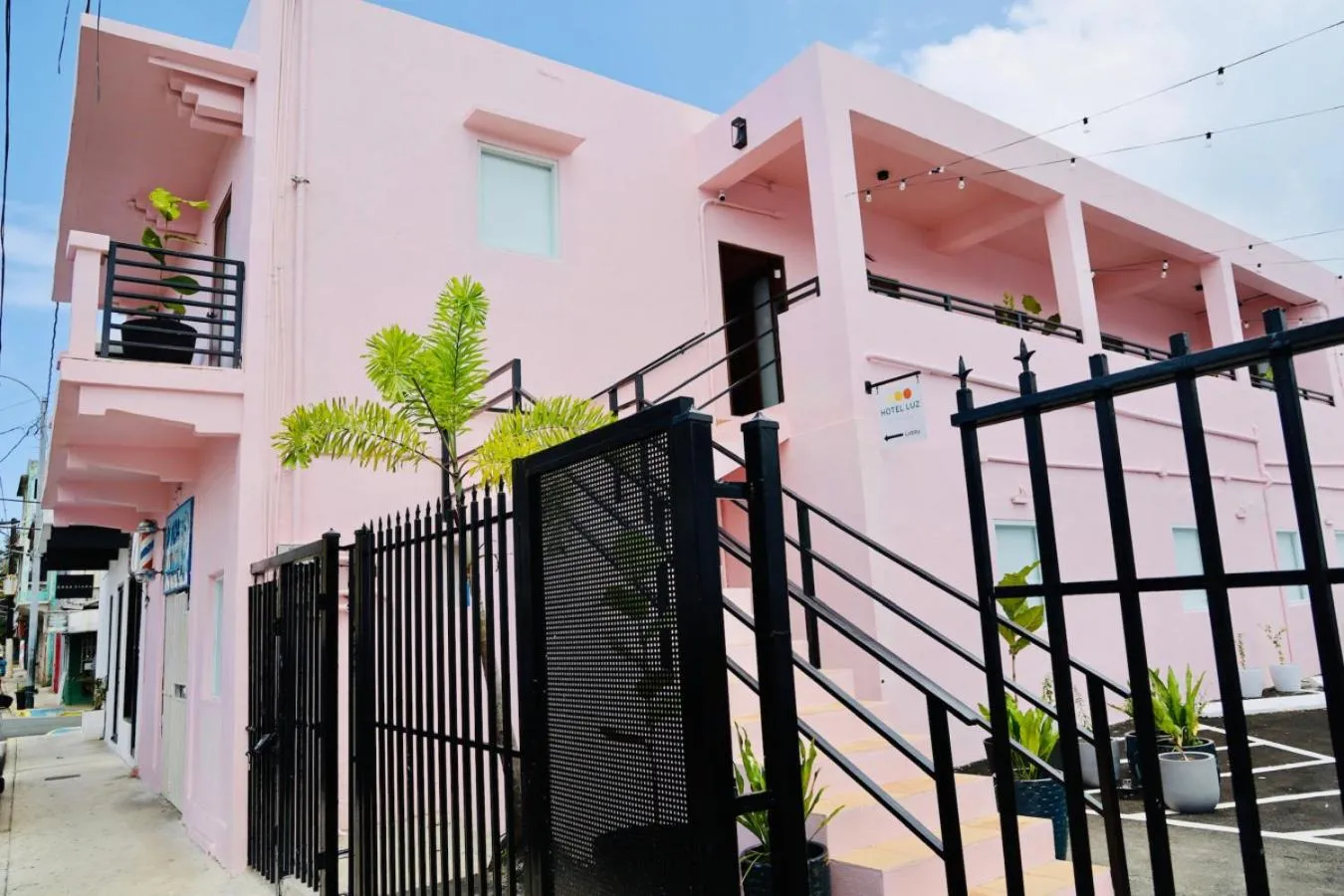 Room 9 Sleek & Serene Stay with Free Parking, San Juan