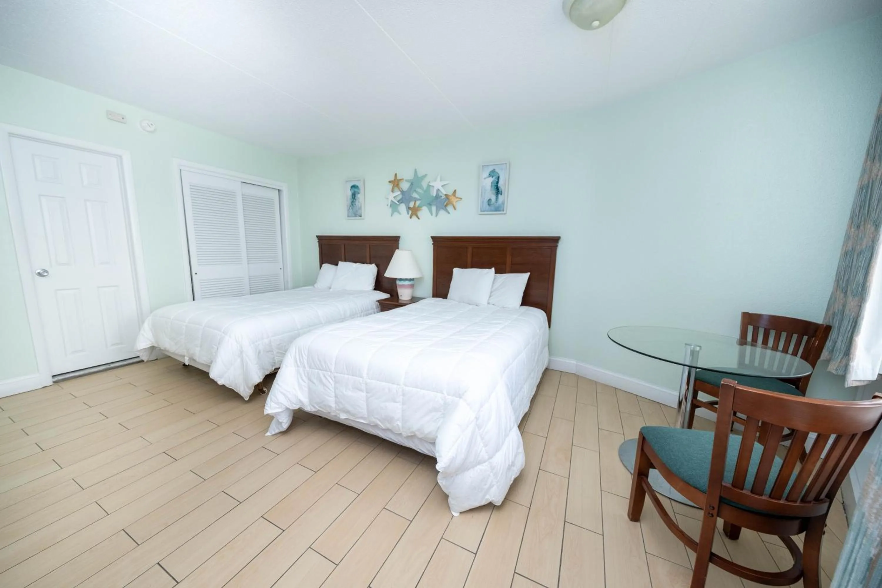 Photo of the whole room, Bed in Nassau Inn Beachfront