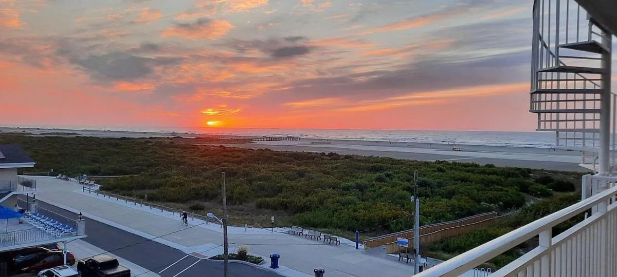 Sunrise in Nassau Inn Beachfront
