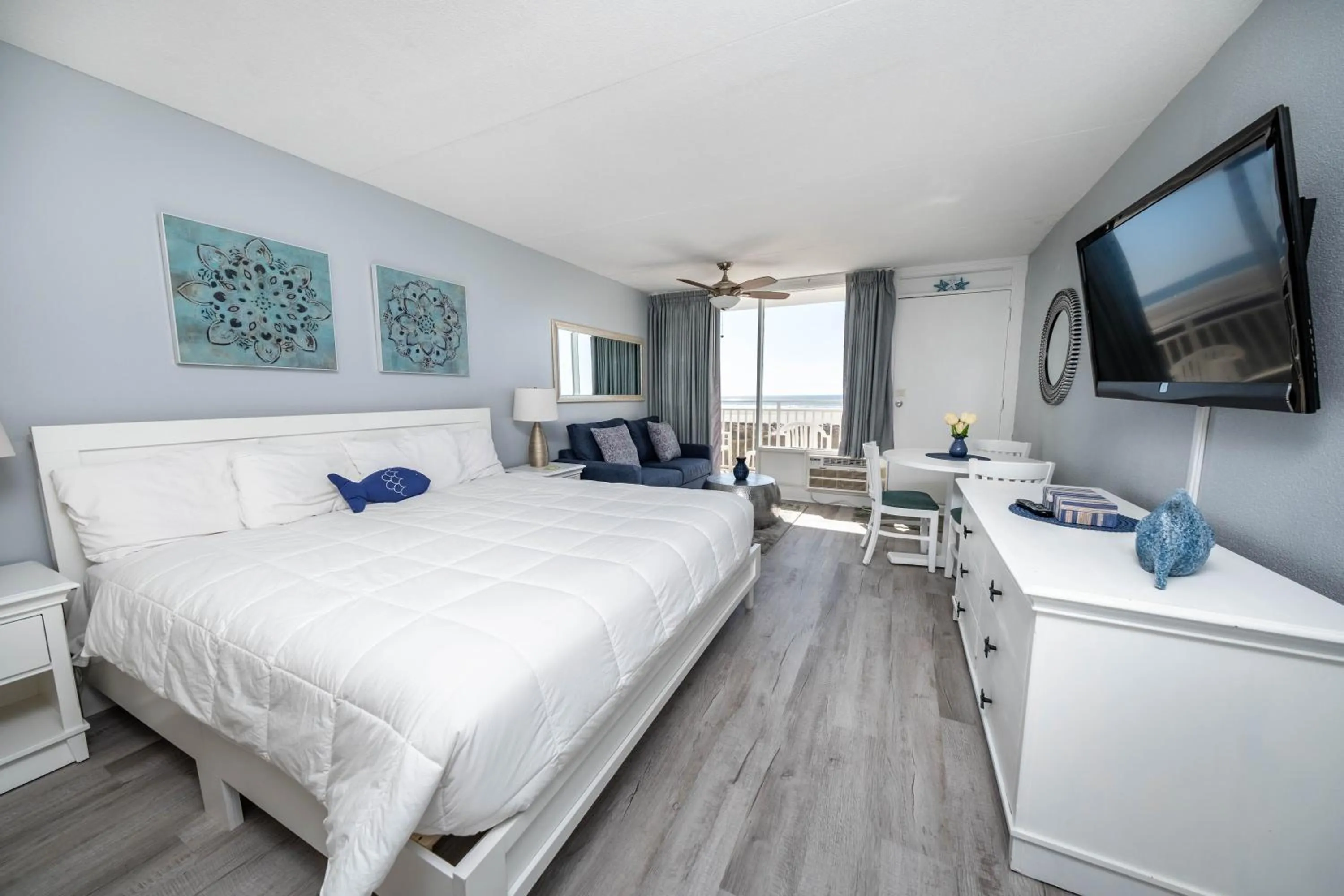 Photo of the whole room, Bed in Nassau Inn Beachfront