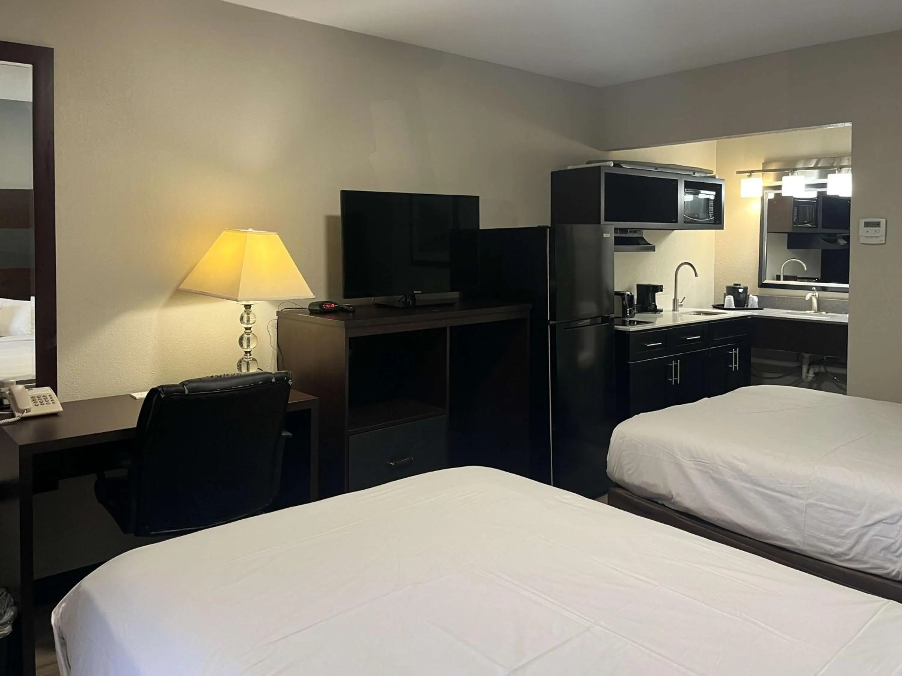 Bedroom, Bed in Studio 6 Charlotte, NC – Airport South